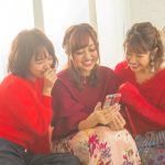 菊地亜美、近藤千尋、舟山久美子（くみっきー）の仲良し3人組が『御守年賀』を作成！菊地の渾身の変顔がプリントされた『変顔魔除け御守』も！？