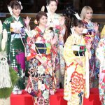 新生 E-girlsメンバー11人全員が艶やかな晴れ着姿で最新シングルヒット祈願！