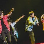 FTISLAND、CNBLUE、SF9らが所属するFNC エンターテインメント所属のアーティストが集う音楽の祭典『2017 FNC KINGDOM IN JAPAN -MIDNIGHT CIRCUS-』が 12月16日・17日に千葉県・幕張メッセで開催され、2日間で20,000人を魅了した。 5周年という節目を迎えたFNC KINGDOMは、所属アーティストのライブを1日で見られるだけでなく、 グループの垣根を超えた、ここでしか見られないアーティストのコラボレーションステージやスペシャルステージが目白押しのイベント。 今年は＜KINGDOM（王国）で真夜中に開催されるサーカス＞をテーマに、FTISLAND、CNBLUE、AOA、N.Flying、SF9、HONEYSTら6組が出演した。 6人のピエロに導かれスタートしたのは、勇壮なリズムを刻むパーカッションセッション。ミンファン（FTISLAND）、ミンヒョク（CNBLUE）、ジェヒョン（N.Flying）、スンソク（HONEYST）という4バンドのドラマーが一堂に会した貴重なコラボを幕開けに、出演グループが登場。 「ようこそ、『2017 FNC KINGDOM IN JAPAN -MIDNIGHT CIRCUS-』へ！」（ヨンファ）、「ファミリーコンサート、今から始まります！」（ホンギ）と、FNCを代表するフロントマン2人が開会を宣言した。 様々なグループのライブや豪華コラボが行われた中で、5周年のアニバーサリーを彩ったのは、イ・ホンギ（FTISLAND）とジョン・ヨンファ（CNBLUE）によるドラマ『美男＜イケメン＞ですね』の作中バンドA.N.JELLのジェルミとシヌの復活だ。ドラマの主題歌「Promise」では投げキスを模した振付まで披露し、歌いながらお互いの肩に手を置いたりと、仲の良さをうかがわせる。トークではドラマで彼らが演じた役になりきり、「今日は2人だけど、テギョン（チャン・グンソク）さんとミナム（パク・シネ）さんと4人で、いつか東京ドームでライブしましょう！　僕の夢ですから」と意気込むヨンファに、「A.N.JELLは3曲しかないのに⁈　でも、いろんなジャンルにアレンジすれば3曲で2時間できるかな？」とホンギがアイディアを出せばファンは爆笑。A.N.JELL復活に対する会場の反応の大きさにホンギは、「実は昨日のステージの後、2日目もやってほしいって言われたんです。FTISLANDもCNBLUEも頑張ってたんだけど、A.N.JELLが一番良かったからって」とゴキゲン。なりきりトークを続けているとヨンファが、「ホンギさん、ありがとうございます。何も知らない僕にホンギ先輩がいろいろ教えてくれました。ホンギがいるから僕がいる、（FNCアーティスト第1号の）ホンギがいるからFNCの他のアーティストもいるんです」とデビュー作である本作を思い出し急に素に戻ってマジメな話をしだすと、ホンギは「わー、トリハダ」と笑いながら照れ隠しをする。ドラマの思い出話では、ヨンファが好きなシーンだという明洞（ミョンドン）でミナム（パク・シネ）の後をシヌがつけるドラマの名場面を再現して「なつかしー！」と大爆笑しながら、「撮影は楽しくて、辛いことはなかった。4人はすごく仲が良くて、台本にないアドリブもたくさんやったし」（ホンギ）と、思い出話に花が咲いた。2曲目の「Still」では、8年前のドラマの場面写真が映し出されると会場からは大きな歓声が上がり、最後にホンギが「今度会えるのは、いつになるかわからないけど」と言いながら2人で肩を組んで「ジェルミ～」、「シヌ～」と言い合いながら退場していったが、2人が揃ってA.N.JELLの曲を歌うのはドラマ撮影時以降初、約8年ぶりとなり、FNC KINGDOMだからこそ、5周年だからこそできた復活劇となった。 他にも、普段はドラマーとしてステージの中央に立つことがないミンファン（FTISLAND）を中心に、ジェヒョン＆フェスン（N.Flying）、ダウォン（SF9）らが嵐の「Love so sweet」をカバーしたり、ギタリストのジョンフン（FTISLAND）がギターを持たずにヨンビン＆ジェユン（SF9）を従えて星野源の「恋」ダンスを披露するという意外性のあるコラボや、実力派女性ラッパーとして注目されているジミン（AOA）がスンヒョプ（N.Flying）、ジュホ（SF9）を従えたステージ、ユナ（AOA）とインソン（SF9）がボーカルをたっぷり聴かせるスペシャルコラボなど、普段とは違ったカラーの楽曲を見せてくれた。 FNCの重鎮として、ガッツリしたライブを見せてくれたのは、FTISLANDとCNBLUE。初日はCNBLUEがトリ、2日目はFTISLANDがトリを務めたが、ライブで売っているバンドだけに両日でセットリストを変えて異なるライブを展開した。 CNBLUEは、とにかく楽しさが爆発。ステージの上、そしてステージを降りて、ファンの近くをくまなく走り回り、ファンにコール＆レスポンスを求めるヨンファ。そのヨンファはトーク中もFTISLANDやSF9の曲を即興でピアノ弾き語りを始めたかと思えば、「今日、来てくれたみなさんが熱いから、帰りたくない！　朝までやりましょう！」と、セットリストに入っていないライブのテッパン曲「Wake Up」を始めたり、音楽を奏でるのが楽しくてしかたがない様子で、CNBLUEもファンも完全燃焼できるライブで盛り上げた。 CNBLUEからは、ソロアルバムをリリースしているボーカルのヨンファとギターのジョンヒョンが、ソロステージも披露。 ジョンヒョンは1月にリリースされる2ndソロアルバム『METROPOLIS』に収録されるアコースティックなバラードナンバー「ひかりのまちで」をライブで初パフォーマンスして会場を沸かせた。 FTISLANDは、音楽でひとつになれる勢いのあるライブを展開。初日はファンがコーラスに参加できる曲を多めに、2日目は彼ら得意のハードなロック曲を中心に聴かせたが、ボーカル、ホンギのバラードからロックまでを歌いあげる声と、ファンの心を捉えるパフォーマンスとトーク力はサスガ。「FTISLANDは音楽を多様な色に変えることができるバンド。FNC KINGDOMもどんどんFNCの色をみつけていっている。俺はやりたくないけど、“FNCのアーティストみんなが同じステージに集まれるのはFNC KINGDOMしかないから”ってCNBLUEのヨンファに説得されて参加しています。ヨンファがFNCの天使で、俺が悪魔だな（笑）」とファンを笑わせたが、なんとか言いながらもFNC愛が一番あふれているのがFNC第一号アーティストであるのFTISLANDのホンギなのだ。「今年も来てくれてありがとう。全員がこれからも、もっといい音楽をプレゼントします」と言って、この日誕生日を迎えたベースのジェジンへのお祝いも兼ねて、1万人と声を合わせて「FNCファイティン！　ジェジン、誕生日おめでとう！」とステージ上でカンパイをしてライブをしめくくった。 FTISLANDからは、ソロアルバムをリリースしているホンギもソロステージを披露。心に響くバラードを熱唱した。 今年、イッキにファンが増えたのを実感させたのは6月に日本デビューしたSF9。12月13日にリリースしたばかりの日本1stアルバムの収録曲「僕の太陽 ～O Sole Mio～」などで大きなファンコールを集めたが、自曲のほかに、ブルゾンちえみでおなじみのオースティン・マホーンの「Dirty Work」をカバー。ラストでジミン（AOA）が登場し、かわいく「35億」をキメた。新人であるSF9は前述のコラボの他にも、CNBLUE、ヨンファのソロなど先輩たちのステージでのコラボでも大活躍した。 N.Flyingは、韓国で大ブームを巻き起こしたデビューサバイバル番組『PRODUCE 101 Season2』出身のフェスンが加入してから初のFNC KINGDOM。ボーカルをフェスンにバトンタッチしたグァンジンがベースに専念することで演奏がタイトになり、磨きがかかったツインボーカルで華やかさが増した印象。「バンドが楽しくて、すごく幸せ」というフェスンの言葉に象徴されるように、今後の彼らの飛躍が楽しみになる。 1年ぶりの来日となるAOAも、待ちわびたファンの前で久々のパフォーマンスを見せたが、「今年はいろいろ大変でしたが、みんな気持ちをひとつにして頑張っています。 戻ってくるので忘れずに待っていてください」と再会を約束してくれた。 まだ日本での活動をしていない新人バンドHONEYSTは、新曲「恋愛したい」など2曲をパフォーマンスしたが、先輩バンドたちとはまた違う爽やかなロックを聴かせた。 エンディングでは再びステージの上に全アーティストが大集結。 最後にホンギ＆ヨンファが登場すると、「今年も幸せに終えることができました」（ホンギ）、「来年、また会いましょう！」（ヨンファ）と言って約5時間のファミリーコンサートの幕が閉じた。 なお、このFNC KINGDOMが年内の日本でのライブが最後になるアーティストが多い中、12月13日に1stアルバム『Sensational Feeling Nine』をリリースしたばかりのSF9は、12月21日・福岡、22日・名古屋、23日・大阪、24日・東京でアルバムのリリースイベントを開催、CNBLUEのヨンファは、20日、21日にパシフィコ横浜国立大ホールで『JUNG YONG HWA JAPAN CONCERT 2017 "Summer Calling" @Xmas』を行い、年内の日本活動を終える予定。