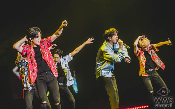 FTISLAND、CNBLUE、SF9らが所属するFNC エンターテインメント所属のアーティストが集う音楽の祭典『2017 FNC KINGDOM IN JAPAN -MIDNIGHT CIRCUS-』が 12月16日・17日に千葉県・幕張メッセで開催され、2日間で20,000人を魅了した。 5周年という節目を迎えたFNC KINGDOMは、所属アーティストのライブを1日で見られるだけでなく、 グループの垣根を超えた、ここでしか見られないアーティストのコラボレーションステージやスペシャルステージが目白押しのイベント。 今年は＜KINGDOM（王国）で真夜中に開催されるサーカス＞をテーマに、FTISLAND、CNBLUE、AOA、N.Flying、SF9、HONEYSTら6組が出演した。 6人のピエロに導かれスタートしたのは、勇壮なリズムを刻むパーカッションセッション。ミンファン（FTISLAND）、ミンヒョク（CNBLUE）、ジェヒョン（N.Flying）、スンソク（HONEYST）という4バンドのドラマーが一堂に会した貴重なコラボを幕開けに、出演グループが登場。 「ようこそ、『2017 FNC KINGDOM IN JAPAN -MIDNIGHT CIRCUS-』へ！」（ヨンファ）、「ファミリーコンサート、今から始まります！」（ホンギ）と、FNCを代表するフロントマン2人が開会を宣言した。 様々なグループのライブや豪華コラボが行われた中で、5周年のアニバーサリーを彩ったのは、イ・ホンギ（FTISLAND）とジョン・ヨンファ（CNBLUE）によるドラマ『美男＜イケメン＞ですね』の作中バンドA.N.JELLのジェルミとシヌの復活だ。ドラマの主題歌「Promise」では投げキスを模した振付まで披露し、歌いながらお互いの肩に手を置いたりと、仲の良さをうかがわせる。トークではドラマで彼らが演じた役になりきり、「今日は2人だけど、テギョン（チャン・グンソク）さんとミナム（パク・シネ）さんと4人で、いつか東京ドームでライブしましょう！　僕の夢ですから」と意気込むヨンファに、「A.N.JELLは3曲しかないのに⁈　でも、いろんなジャンルにアレンジすれば3曲で2時間できるかな？」とホンギがアイディアを出せばファンは爆笑。A.N.JELL復活に対する会場の反応の大きさにホンギは、「実は昨日のステージの後、2日目もやってほしいって言われたんです。FTISLANDもCNBLUEも頑張ってたんだけど、A.N.JELLが一番良かったからって」とゴキゲン。なりきりトークを続けているとヨンファが、「ホンギさん、ありがとうございます。何も知らない僕にホンギ先輩がいろいろ教えてくれました。ホンギがいるから僕がいる、（FNCアーティスト第1号の）ホンギがいるからFNCの他のアーティストもいるんです」とデビュー作である本作を思い出し急に素に戻ってマジメな話をしだすと、ホンギは「わー、トリハダ」と笑いながら照れ隠しをする。ドラマの思い出話では、ヨンファが好きなシーンだという明洞（ミョンドン）でミナム（パク・シネ）の後をシヌがつけるドラマの名場面を再現して「なつかしー！」と大爆笑しながら、「撮影は楽しくて、辛いことはなかった。4人はすごく仲が良くて、台本にないアドリブもたくさんやったし」（ホンギ）と、思い出話に花が咲いた。2曲目の「Still」では、8年前のドラマの場面写真が映し出されると会場からは大きな歓声が上がり、最後にホンギが「今度会えるのは、いつになるかわからないけど」と言いながら2人で肩を組んで「ジェルミ～」、「シヌ～」と言い合いながら退場していったが、2人が揃ってA.N.JELLの曲を歌うのはドラマ撮影時以降初、約8年ぶりとなり、FNC KINGDOMだからこそ、5周年だからこそできた復活劇となった。 他にも、普段はドラマーとしてステージの中央に立つことがないミンファン（FTISLAND）を中心に、ジェヒョン＆フェスン（N.Flying）、ダウォン（SF9）らが嵐の「Love so sweet」をカバーしたり、ギタリストのジョンフン（FTISLAND）がギターを持たずにヨンビン＆ジェユン（SF9）を従えて星野源の「恋」ダンスを披露するという意外性のあるコラボや、実力派女性ラッパーとして注目されているジミン（AOA）がスンヒョプ（N.Flying）、ジュホ（SF9）を従えたステージ、ユナ（AOA）とインソン（SF9）がボーカルをたっぷり聴かせるスペシャルコラボなど、普段とは違ったカラーの楽曲を見せてくれた。 FNCの重鎮として、ガッツリしたライブを見せてくれたのは、FTISLANDとCNBLUE。初日はCNBLUEがトリ、2日目はFTISLANDがトリを務めたが、ライブで売っているバンドだけに両日でセットリストを変えて異なるライブを展開した。 CNBLUEは、とにかく楽しさが爆発。ステージの上、そしてステージを降りて、ファンの近くをくまなく走り回り、ファンにコール＆レスポンスを求めるヨンファ。そのヨンファはトーク中もFTISLANDやSF9の曲を即興でピアノ弾き語りを始めたかと思えば、「今日、来てくれたみなさんが熱いから、帰りたくない！　朝までやりましょう！」と、セットリストに入っていないライブのテッパン曲「Wake Up」を始めたり、音楽を奏でるのが楽しくてしかたがない様子で、CNBLUEもファンも完全燃焼できるライブで盛り上げた。 CNBLUEからは、ソロアルバムをリリースしているボーカルのヨンファとギターのジョンヒョンが、ソロステージも披露。 ジョンヒョンは1月にリリースされる2ndソロアルバム『METROPOLIS』に収録されるアコースティックなバラードナンバー「ひかりのまちで」をライブで初パフォーマンスして会場を沸かせた。 FTISLANDは、音楽でひとつになれる勢いのあるライブを展開。初日はファンがコーラスに参加できる曲を多めに、2日目は彼ら得意のハードなロック曲を中心に聴かせたが、ボーカル、ホンギのバラードからロックまでを歌いあげる声と、ファンの心を捉えるパフォーマンスとトーク力はサスガ。「FTISLANDは音楽を多様な色に変えることができるバンド。FNC KINGDOMもどんどんFNCの色をみつけていっている。俺はやりたくないけど、“FNCのアーティストみんなが同じステージに集まれるのはFNC KINGDOMしかないから”ってCNBLUEのヨンファに説得されて参加しています。ヨンファがFNCの天使で、俺が悪魔だな（笑）」とファンを笑わせたが、なんとか言いながらもFNC愛が一番あふれているのがFNC第一号アーティストであるのFTISLANDのホンギなのだ。「今年も来てくれてありがとう。全員がこれからも、もっといい音楽をプレゼントします」と言って、この日誕生日を迎えたベースのジェジンへのお祝いも兼ねて、1万人と声を合わせて「FNCファイティン！　ジェジン、誕生日おめでとう！」とステージ上でカンパイをしてライブをしめくくった。 FTISLANDからは、ソロアルバムをリリースしているホンギもソロステージを披露。心に響くバラードを熱唱した。 今年、イッキにファンが増えたのを実感させたのは6月に日本デビューしたSF9。12月13日にリリースしたばかりの日本1stアルバムの収録曲「僕の太陽 ～O Sole Mio～」などで大きなファンコールを集めたが、自曲のほかに、ブルゾンちえみでおなじみのオースティン・マホーンの「Dirty Work」をカバー。ラストでジミン（AOA）が登場し、かわいく「35億」をキメた。新人であるSF9は前述のコラボの他にも、CNBLUE、ヨンファのソロなど先輩たちのステージでのコラボでも大活躍した。 N.Flyingは、韓国で大ブームを巻き起こしたデビューサバイバル番組『PRODUCE 101 Season2』出身のフェスンが加入してから初のFNC KINGDOM。ボーカルをフェスンにバトンタッチしたグァンジンがベースに専念することで演奏がタイトになり、磨きがかかったツインボーカルで華やかさが増した印象。「バンドが楽しくて、すごく幸せ」というフェスンの言葉に象徴されるように、今後の彼らの飛躍が楽しみになる。 1年ぶりの来日となるAOAも、待ちわびたファンの前で久々のパフォーマンスを見せたが、「今年はいろいろ大変でしたが、みんな気持ちをひとつにして頑張っています。 戻ってくるので忘れずに待っていてください」と再会を約束してくれた。 まだ日本での活動をしていない新人バンドHONEYSTは、新曲「恋愛したい」など2曲をパフォーマンスしたが、先輩バンドたちとはまた違う爽やかなロックを聴かせた。 エンディングでは再びステージの上に全アーティストが大集結。 最後にホンギ＆ヨンファが登場すると、「今年も幸せに終えることができました」（ホンギ）、「来年、また会いましょう！」（ヨンファ）と言って約5時間のファミリーコンサートの幕が閉じた。 なお、このFNC KINGDOMが年内の日本でのライブが最後になるアーティストが多い中、12月13日に1stアルバム『Sensational Feeling Nine』をリリースしたばかりのSF9は、12月21日・福岡、22日・名古屋、23日・大阪、24日・東京でアルバムのリリースイベントを開催、CNBLUEのヨンファは、20日、21日にパシフィコ横浜国立大ホールで『JUNG YONG HWA JAPAN CONCERT 2017 "Summer Calling" @Xmas』を行い、年内の日本活動を終える予定。