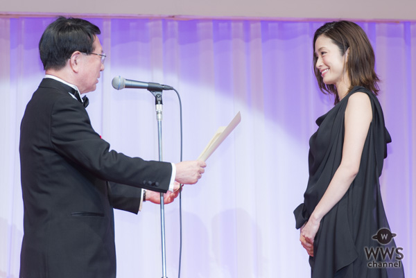 女優・上戸彩が第29回日本ジュエリーべストドレッサー賞表彰式に黒のシックなドレスコーデで登場！「今つけているジュエリーを娘がつけてくれたらいいな」
