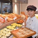 【動画】女優・深川麻衣が可愛すぎるパン屋店員姿で登場！神接客と話題に！