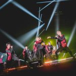 FTISLAND、CNBLUE、SF9らが所属するFNC エンターテインメント所属のアーティストが集う音楽の祭典『2017 FNC KINGDOM IN JAPAN -MIDNIGHT CIRCUS-』が 12月16日・17日に千葉県・幕張メッセで開催され、2日間で20,000人を魅了した。 5周年という節目を迎えたFNC KINGDOMは、所属アーティストのライブを1日で見られるだけでなく、 グループの垣根を超えた、ここでしか見られないアーティストのコラボレーションステージやスペシャルステージが目白押しのイベント。 今年は＜KINGDOM（王国）で真夜中に開催されるサーカス＞をテーマに、FTISLAND、CNBLUE、AOA、N.Flying、SF9、HONEYSTら6組が出演した。 6人のピエロに導かれスタートしたのは、勇壮なリズムを刻むパーカッションセッション。ミンファン（FTISLAND）、ミンヒョク（CNBLUE）、ジェヒョン（N.Flying）、スンソク（HONEYST）という4バンドのドラマーが一堂に会した貴重なコラボを幕開けに、出演グループが登場。 「ようこそ、『2017 FNC KINGDOM IN JAPAN -MIDNIGHT CIRCUS-』へ！」（ヨンファ）、「ファミリーコンサート、今から始まります！」（ホンギ）と、FNCを代表するフロントマン2人が開会を宣言した。 様々なグループのライブや豪華コラボが行われた中で、5周年のアニバーサリーを彩ったのは、イ・ホンギ（FTISLAND）とジョン・ヨンファ（CNBLUE）によるドラマ『美男＜イケメン＞ですね』の作中バンドA.N.JELLのジェルミとシヌの復活だ。ドラマの主題歌「Promise」では投げキスを模した振付まで披露し、歌いながらお互いの肩に手を置いたりと、仲の良さをうかがわせる。トークではドラマで彼らが演じた役になりきり、「今日は2人だけど、テギョン（チャン・グンソク）さんとミナム（パク・シネ）さんと4人で、いつか東京ドームでライブしましょう！　僕の夢ですから」と意気込むヨンファに、「A.N.JELLは3曲しかないのに⁈　でも、いろんなジャンルにアレンジすれば3曲で2時間できるかな？」とホンギがアイディアを出せばファンは爆笑。A.N.JELL復活に対する会場の反応の大きさにホンギは、「実は昨日のステージの後、2日目もやってほしいって言われたんです。FTISLANDもCNBLUEも頑張ってたんだけど、A.N.JELLが一番良かったからって」とゴキゲン。なりきりトークを続けているとヨンファが、「ホンギさん、ありがとうございます。何も知らない僕にホンギ先輩がいろいろ教えてくれました。ホンギがいるから僕がいる、（FNCアーティスト第1号の）ホンギがいるからFNCの他のアーティストもいるんです」とデビュー作である本作を思い出し急に素に戻ってマジメな話をしだすと、ホンギは「わー、トリハダ」と笑いながら照れ隠しをする。ドラマの思い出話では、ヨンファが好きなシーンだという明洞（ミョンドン）でミナム（パク・シネ）の後をシヌがつけるドラマの名場面を再現して「なつかしー！」と大爆笑しながら、「撮影は楽しくて、辛いことはなかった。4人はすごく仲が良くて、台本にないアドリブもたくさんやったし」（ホンギ）と、思い出話に花が咲いた。2曲目の「Still」では、8年前のドラマの場面写真が映し出されると会場からは大きな歓声が上がり、最後にホンギが「今度会えるのは、いつになるかわからないけど」と言いながら2人で肩を組んで「ジェルミ～」、「シヌ～」と言い合いながら退場していったが、2人が揃ってA.N.JELLの曲を歌うのはドラマ撮影時以降初、約8年ぶりとなり、FNC KINGDOMだからこそ、5周年だからこそできた復活劇となった。 他にも、普段はドラマーとしてステージの中央に立つことがないミンファン（FTISLAND）を中心に、ジェヒョン＆フェスン（N.Flying）、ダウォン（SF9）らが嵐の「Love so sweet」をカバーしたり、ギタリストのジョンフン（FTISLAND）がギターを持たずにヨンビン＆ジェユン（SF9）を従えて星野源の「恋」ダンスを披露するという意外性のあるコラボや、実力派女性ラッパーとして注目されているジミン（AOA）がスンヒョプ（N.Flying）、ジュホ（SF9）を従えたステージ、ユナ（AOA）とインソン（SF9）がボーカルをたっぷり聴かせるスペシャルコラボなど、普段とは違ったカラーの楽曲を見せてくれた。 FNCの重鎮として、ガッツリしたライブを見せてくれたのは、FTISLANDとCNBLUE。初日はCNBLUEがトリ、2日目はFTISLANDがトリを務めたが、ライブで売っているバンドだけに両日でセットリストを変えて異なるライブを展開した。 CNBLUEは、とにかく楽しさが爆発。ステージの上、そしてステージを降りて、ファンの近くをくまなく走り回り、ファンにコール＆レスポンスを求めるヨンファ。そのヨンファはトーク中もFTISLANDやSF9の曲を即興でピアノ弾き語りを始めたかと思えば、「今日、来てくれたみなさんが熱いから、帰りたくない！　朝までやりましょう！」と、セットリストに入っていないライブのテッパン曲「Wake Up」を始めたり、音楽を奏でるのが楽しくてしかたがない様子で、CNBLUEもファンも完全燃焼できるライブで盛り上げた。 CNBLUEからは、ソロアルバムをリリースしているボーカルのヨンファとギターのジョンヒョンが、ソロステージも披露。 ジョンヒョンは1月にリリースされる2ndソロアルバム『METROPOLIS』に収録されるアコースティックなバラードナンバー「ひかりのまちで」をライブで初パフォーマンスして会場を沸かせた。 FTISLANDは、音楽でひとつになれる勢いのあるライブを展開。初日はファンがコーラスに参加できる曲を多めに、2日目は彼ら得意のハードなロック曲を中心に聴かせたが、ボーカル、ホンギのバラードからロックまでを歌いあげる声と、ファンの心を捉えるパフォーマンスとトーク力はサスガ。「FTISLANDは音楽を多様な色に変えることができるバンド。FNC KINGDOMもどんどんFNCの色をみつけていっている。俺はやりたくないけど、“FNCのアーティストみんなが同じステージに集まれるのはFNC KINGDOMしかないから”ってCNBLUEのヨンファに説得されて参加しています。ヨンファがFNCの天使で、俺が悪魔だな（笑）」とファンを笑わせたが、なんとか言いながらもFNC愛が一番あふれているのがFNC第一号アーティストであるのFTISLANDのホンギなのだ。「今年も来てくれてありがとう。全員がこれからも、もっといい音楽をプレゼントします」と言って、この日誕生日を迎えたベースのジェジンへのお祝いも兼ねて、1万人と声を合わせて「FNCファイティン！　ジェジン、誕生日おめでとう！」とステージ上でカンパイをしてライブをしめくくった。 FTISLANDからは、ソロアルバムをリリースしているホンギもソロステージを披露。心に響くバラードを熱唱した。 今年、イッキにファンが増えたのを実感させたのは6月に日本デビューしたSF9。12月13日にリリースしたばかりの日本1stアルバムの収録曲「僕の太陽 ～O Sole Mio～」などで大きなファンコールを集めたが、自曲のほかに、ブルゾンちえみでおなじみのオースティン・マホーンの「Dirty Work」をカバー。ラストでジミン（AOA）が登場し、かわいく「35億」をキメた。新人であるSF9は前述のコラボの他にも、CNBLUE、ヨンファのソロなど先輩たちのステージでのコラボでも大活躍した。 N.Flyingは、韓国で大ブームを巻き起こしたデビューサバイバル番組『PRODUCE 101 Season2』出身のフェスンが加入してから初のFNC KINGDOM。ボーカルをフェスンにバトンタッチしたグァンジンがベースに専念することで演奏がタイトになり、磨きがかかったツインボーカルで華やかさが増した印象。「バンドが楽しくて、すごく幸せ」というフェスンの言葉に象徴されるように、今後の彼らの飛躍が楽しみになる。 1年ぶりの来日となるAOAも、待ちわびたファンの前で久々のパフォーマンスを見せたが、「今年はいろいろ大変でしたが、みんな気持ちをひとつにして頑張っています。 戻ってくるので忘れずに待っていてください」と再会を約束してくれた。 まだ日本での活動をしていない新人バンドHONEYSTは、新曲「恋愛したい」など2曲をパフォーマンスしたが、先輩バンドたちとはまた違う爽やかなロックを聴かせた。 エンディングでは再びステージの上に全アーティストが大集結。 最後にホンギ＆ヨンファが登場すると、「今年も幸せに終えることができました」（ホンギ）、「来年、また会いましょう！」（ヨンファ）と言って約5時間のファミリーコンサートの幕が閉じた。 なお、このFNC KINGDOMが年内の日本でのライブが最後になるアーティストが多い中、12月13日に1stアルバム『Sensational Feeling Nine』をリリースしたばかりのSF9は、12月21日・福岡、22日・名古屋、23日・大阪、24日・東京でアルバムのリリースイベントを開催、CNBLUEのヨンファは、20日、21日にパシフィコ横浜国立大ホールで『JUNG YONG HWA JAPAN CONCERT 2017 "Summer Calling" @Xmas』を行い、年内の日本活動を終える予定。