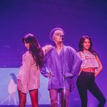 FTISLAND、CNBLUE、SF9らが所属するFNC エンターテインメント所属のアーティストが集う音楽の祭典『2017 FNC KINGDOM IN JAPAN -MIDNIGHT CIRCUS-』が 12月16日・17日に千葉県・幕張メッセで開催され、2日間で20,000人を魅了した。 5周年という節目を迎えたFNC KINGDOMは、所属アーティストのライブを1日で見られるだけでなく、 グループの垣根を超えた、ここでしか見られないアーティストのコラボレーションステージやスペシャルステージが目白押しのイベント。 今年は＜KINGDOM（王国）で真夜中に開催されるサーカス＞をテーマに、FTISLAND、CNBLUE、AOA、N.Flying、SF9、HONEYSTら6組が出演した。 6人のピエロに導かれスタートしたのは、勇壮なリズムを刻むパーカッションセッション。ミンファン（FTISLAND）、ミンヒョク（CNBLUE）、ジェヒョン（N.Flying）、スンソク（HONEYST）という4バンドのドラマーが一堂に会した貴重なコラボを幕開けに、出演グループが登場。 「ようこそ、『2017 FNC KINGDOM IN JAPAN -MIDNIGHT CIRCUS-』へ！」（ヨンファ）、「ファミリーコンサート、今から始まります！」（ホンギ）と、FNCを代表するフロントマン2人が開会を宣言した。 様々なグループのライブや豪華コラボが行われた中で、5周年のアニバーサリーを彩ったのは、イ・ホンギ（FTISLAND）とジョン・ヨンファ（CNBLUE）によるドラマ『美男＜イケメン＞ですね』の作中バンドA.N.JELLのジェルミとシヌの復活だ。ドラマの主題歌「Promise」では投げキスを模した振付まで披露し、歌いながらお互いの肩に手を置いたりと、仲の良さをうかがわせる。トークではドラマで彼らが演じた役になりきり、「今日は2人だけど、テギョン（チャン・グンソク）さんとミナム（パク・シネ）さんと4人で、いつか東京ドームでライブしましょう！　僕の夢ですから」と意気込むヨンファに、「A.N.JELLは3曲しかないのに⁈　でも、いろんなジャンルにアレンジすれば3曲で2時間できるかな？」とホンギがアイディアを出せばファンは爆笑。A.N.JELL復活に対する会場の反応の大きさにホンギは、「実は昨日のステージの後、2日目もやってほしいって言われたんです。FTISLANDもCNBLUEも頑張ってたんだけど、A.N.JELLが一番良かったからって」とゴキゲン。なりきりトークを続けているとヨンファが、「ホンギさん、ありがとうございます。何も知らない僕にホンギ先輩がいろいろ教えてくれました。ホンギがいるから僕がいる、（FNCアーティスト第1号の）ホンギがいるからFNCの他のアーティストもいるんです」とデビュー作である本作を思い出し急に素に戻ってマジメな話をしだすと、ホンギは「わー、トリハダ」と笑いながら照れ隠しをする。ドラマの思い出話では、ヨンファが好きなシーンだという明洞（ミョンドン）でミナム（パク・シネ）の後をシヌがつけるドラマの名場面を再現して「なつかしー！」と大爆笑しながら、「撮影は楽しくて、辛いことはなかった。4人はすごく仲が良くて、台本にないアドリブもたくさんやったし」（ホンギ）と、思い出話に花が咲いた。2曲目の「Still」では、8年前のドラマの場面写真が映し出されると会場からは大きな歓声が上がり、最後にホンギが「今度会えるのは、いつになるかわからないけど」と言いながら2人で肩を組んで「ジェルミ～」、「シヌ～」と言い合いながら退場していったが、2人が揃ってA.N.JELLの曲を歌うのはドラマ撮影時以降初、約8年ぶりとなり、FNC KINGDOMだからこそ、5周年だからこそできた復活劇となった。 他にも、普段はドラマーとしてステージの中央に立つことがないミンファン（FTISLAND）を中心に、ジェヒョン＆フェスン（N.Flying）、ダウォン（SF9）らが嵐の「Love so sweet」をカバーしたり、ギタリストのジョンフン（FTISLAND）がギターを持たずにヨンビン＆ジェユン（SF9）を従えて星野源の「恋」ダンスを披露するという意外性のあるコラボや、実力派女性ラッパーとして注目されているジミン（AOA）がスンヒョプ（N.Flying）、ジュホ（SF9）を従えたステージ、ユナ（AOA）とインソン（SF9）がボーカルをたっぷり聴かせるスペシャルコラボなど、普段とは違ったカラーの楽曲を見せてくれた。 FNCの重鎮として、ガッツリしたライブを見せてくれたのは、FTISLANDとCNBLUE。初日はCNBLUEがトリ、2日目はFTISLANDがトリを務めたが、ライブで売っているバンドだけに両日でセットリストを変えて異なるライブを展開した。 CNBLUEは、とにかく楽しさが爆発。ステージの上、そしてステージを降りて、ファンの近くをくまなく走り回り、ファンにコール＆レスポンスを求めるヨンファ。そのヨンファはトーク中もFTISLANDやSF9の曲を即興でピアノ弾き語りを始めたかと思えば、「今日、来てくれたみなさんが熱いから、帰りたくない！　朝までやりましょう！」と、セットリストに入っていないライブのテッパン曲「Wake Up」を始めたり、音楽を奏でるのが楽しくてしかたがない様子で、CNBLUEもファンも完全燃焼できるライブで盛り上げた。 CNBLUEからは、ソロアルバムをリリースしているボーカルのヨンファとギターのジョンヒョンが、ソロステージも披露。 ジョンヒョンは1月にリリースされる2ndソロアルバム『METROPOLIS』に収録されるアコースティックなバラードナンバー「ひかりのまちで」をライブで初パフォーマンスして会場を沸かせた。 FTISLANDは、音楽でひとつになれる勢いのあるライブを展開。初日はファンがコーラスに参加できる曲を多めに、2日目は彼ら得意のハードなロック曲を中心に聴かせたが、ボーカル、ホンギのバラードからロックまでを歌いあげる声と、ファンの心を捉えるパフォーマンスとトーク力はサスガ。「FTISLANDは音楽を多様な色に変えることができるバンド。FNC KINGDOMもどんどんFNCの色をみつけていっている。俺はやりたくないけど、“FNCのアーティストみんなが同じステージに集まれるのはFNC KINGDOMしかないから”ってCNBLUEのヨンファに説得されて参加しています。ヨンファがFNCの天使で、俺が悪魔だな（笑）」とファンを笑わせたが、なんとか言いながらもFNC愛が一番あふれているのがFNC第一号アーティストであるのFTISLANDのホンギなのだ。「今年も来てくれてありがとう。全員がこれからも、もっといい音楽をプレゼントします」と言って、この日誕生日を迎えたベースのジェジンへのお祝いも兼ねて、1万人と声を合わせて「FNCファイティン！　ジェジン、誕生日おめでとう！」とステージ上でカンパイをしてライブをしめくくった。 FTISLANDからは、ソロアルバムをリリースしているホンギもソロステージを披露。心に響くバラードを熱唱した。 今年、イッキにファンが増えたのを実感させたのは6月に日本デビューしたSF9。12月13日にリリースしたばかりの日本1stアルバムの収録曲「僕の太陽 ～O Sole Mio～」などで大きなファンコールを集めたが、自曲のほかに、ブルゾンちえみでおなじみのオースティン・マホーンの「Dirty Work」をカバー。ラストでジミン（AOA）が登場し、かわいく「35億」をキメた。新人であるSF9は前述のコラボの他にも、CNBLUE、ヨンファのソロなど先輩たちのステージでのコラボでも大活躍した。 N.Flyingは、韓国で大ブームを巻き起こしたデビューサバイバル番組『PRODUCE 101 Season2』出身のフェスンが加入してから初のFNC KINGDOM。ボーカルをフェスンにバトンタッチしたグァンジンがベースに専念することで演奏がタイトになり、磨きがかかったツインボーカルで華やかさが増した印象。「バンドが楽しくて、すごく幸せ」というフェスンの言葉に象徴されるように、今後の彼らの飛躍が楽しみになる。 1年ぶりの来日となるAOAも、待ちわびたファンの前で久々のパフォーマンスを見せたが、「今年はいろいろ大変でしたが、みんな気持ちをひとつにして頑張っています。 戻ってくるので忘れずに待っていてください」と再会を約束してくれた。 まだ日本での活動をしていない新人バンドHONEYSTは、新曲「恋愛したい」など2曲をパフォーマンスしたが、先輩バンドたちとはまた違う爽やかなロックを聴かせた。 エンディングでは再びステージの上に全アーティストが大集結。 最後にホンギ＆ヨンファが登場すると、「今年も幸せに終えることができました」（ホンギ）、「来年、また会いましょう！」（ヨンファ）と言って約5時間のファミリーコンサートの幕が閉じた。 なお、このFNC KINGDOMが年内の日本でのライブが最後になるアーティストが多い中、12月13日に1stアルバム『Sensational Feeling Nine』をリリースしたばかりのSF9は、12月21日・福岡、22日・名古屋、23日・大阪、24日・東京でアルバムのリリースイベントを開催、CNBLUEのヨンファは、20日、21日にパシフィコ横浜国立大ホールで『JUNG YONG HWA JAPAN CONCERT 2017 "Summer Calling" @Xmas』を行い、年内の日本活動を終える予定。