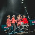 FTISLAND、CNBLUE、SF9らが所属するFNC エンターテインメント所属のアーティストが集う音楽の祭典『2017 FNC KINGDOM IN JAPAN -MIDNIGHT CIRCUS-』が 12月16日・17日に千葉県・幕張メッセで開催され、2日間で20,000人を魅了した。 5周年という節目を迎えたFNC KINGDOMは、所属アーティストのライブを1日で見られるだけでなく、 グループの垣根を超えた、ここでしか見られないアーティストのコラボレーションステージやスペシャルステージが目白押しのイベント。 今年は＜KINGDOM（王国）で真夜中に開催されるサーカス＞をテーマに、FTISLAND、CNBLUE、AOA、N.Flying、SF9、HONEYSTら6組が出演した。 6人のピエロに導かれスタートしたのは、勇壮なリズムを刻むパーカッションセッション。ミンファン（FTISLAND）、ミンヒョク（CNBLUE）、ジェヒョン（N.Flying）、スンソク（HONEYST）という4バンドのドラマーが一堂に会した貴重なコラボを幕開けに、出演グループが登場。 「ようこそ、『2017 FNC KINGDOM IN JAPAN -MIDNIGHT CIRCUS-』へ！」（ヨンファ）、「ファミリーコンサート、今から始まります！」（ホンギ）と、FNCを代表するフロントマン2人が開会を宣言した。 様々なグループのライブや豪華コラボが行われた中で、5周年のアニバーサリーを彩ったのは、イ・ホンギ（FTISLAND）とジョン・ヨンファ（CNBLUE）によるドラマ『美男＜イケメン＞ですね』の作中バンドA.N.JELLのジェルミとシヌの復活だ。ドラマの主題歌「Promise」では投げキスを模した振付まで披露し、歌いながらお互いの肩に手を置いたりと、仲の良さをうかがわせる。トークではドラマで彼らが演じた役になりきり、「今日は2人だけど、テギョン（チャン・グンソク）さんとミナム（パク・シネ）さんと4人で、いつか東京ドームでライブしましょう！　僕の夢ですから」と意気込むヨンファに、「A.N.JELLは3曲しかないのに⁈　でも、いろんなジャンルにアレンジすれば3曲で2時間できるかな？」とホンギがアイディアを出せばファンは爆笑。A.N.JELL復活に対する会場の反応の大きさにホンギは、「実は昨日のステージの後、2日目もやってほしいって言われたんです。FTISLANDもCNBLUEも頑張ってたんだけど、A.N.JELLが一番良かったからって」とゴキゲン。なりきりトークを続けているとヨンファが、「ホンギさん、ありがとうございます。何も知らない僕にホンギ先輩がいろいろ教えてくれました。ホンギがいるから僕がいる、（FNCアーティスト第1号の）ホンギがいるからFNCの他のアーティストもいるんです」とデビュー作である本作を思い出し急に素に戻ってマジメな話をしだすと、ホンギは「わー、トリハダ」と笑いながら照れ隠しをする。ドラマの思い出話では、ヨンファが好きなシーンだという明洞（ミョンドン）でミナム（パク・シネ）の後をシヌがつけるドラマの名場面を再現して「なつかしー！」と大爆笑しながら、「撮影は楽しくて、辛いことはなかった。4人はすごく仲が良くて、台本にないアドリブもたくさんやったし」（ホンギ）と、思い出話に花が咲いた。2曲目の「Still」では、8年前のドラマの場面写真が映し出されると会場からは大きな歓声が上がり、最後にホンギが「今度会えるのは、いつになるかわからないけど」と言いながら2人で肩を組んで「ジェルミ～」、「シヌ～」と言い合いながら退場していったが、2人が揃ってA.N.JELLの曲を歌うのはドラマ撮影時以降初、約8年ぶりとなり、FNC KINGDOMだからこそ、5周年だからこそできた復活劇となった。 他にも、普段はドラマーとしてステージの中央に立つことがないミンファン（FTISLAND）を中心に、ジェヒョン＆フェスン（N.Flying）、ダウォン（SF9）らが嵐の「Love so sweet」をカバーしたり、ギタリストのジョンフン（FTISLAND）がギターを持たずにヨンビン＆ジェユン（SF9）を従えて星野源の「恋」ダンスを披露するという意外性のあるコラボや、実力派女性ラッパーとして注目されているジミン（AOA）がスンヒョプ（N.Flying）、ジュホ（SF9）を従えたステージ、ユナ（AOA）とインソン（SF9）がボーカルをたっぷり聴かせるスペシャルコラボなど、普段とは違ったカラーの楽曲を見せてくれた。 FNCの重鎮として、ガッツリしたライブを見せてくれたのは、FTISLANDとCNBLUE。初日はCNBLUEがトリ、2日目はFTISLANDがトリを務めたが、ライブで売っているバンドだけに両日でセットリストを変えて異なるライブを展開した。 CNBLUEは、とにかく楽しさが爆発。ステージの上、そしてステージを降りて、ファンの近くをくまなく走り回り、ファンにコール＆レスポンスを求めるヨンファ。そのヨンファはトーク中もFTISLANDやSF9の曲を即興でピアノ弾き語りを始めたかと思えば、「今日、来てくれたみなさんが熱いから、帰りたくない！　朝までやりましょう！」と、セットリストに入っていないライブのテッパン曲「Wake Up」を始めたり、音楽を奏でるのが楽しくてしかたがない様子で、CNBLUEもファンも完全燃焼できるライブで盛り上げた。 CNBLUEからは、ソロアルバムをリリースしているボーカルのヨンファとギターのジョンヒョンが、ソロステージも披露。 ジョンヒョンは1月にリリースされる2ndソロアルバム『METROPOLIS』に収録されるアコースティックなバラードナンバー「ひかりのまちで」をライブで初パフォーマンスして会場を沸かせた。 FTISLANDは、音楽でひとつになれる勢いのあるライブを展開。初日はファンがコーラスに参加できる曲を多めに、2日目は彼ら得意のハードなロック曲を中心に聴かせたが、ボーカル、ホンギのバラードからロックまでを歌いあげる声と、ファンの心を捉えるパフォーマンスとトーク力はサスガ。「FTISLANDは音楽を多様な色に変えることができるバンド。FNC KINGDOMもどんどんFNCの色をみつけていっている。俺はやりたくないけど、“FNCのアーティストみんなが同じステージに集まれるのはFNC KINGDOMしかないから”ってCNBLUEのヨンファに説得されて参加しています。ヨンファがFNCの天使で、俺が悪魔だな（笑）」とファンを笑わせたが、なんとか言いながらもFNC愛が一番あふれているのがFNC第一号アーティストであるのFTISLANDのホンギなのだ。「今年も来てくれてありがとう。全員がこれからも、もっといい音楽をプレゼントします」と言って、この日誕生日を迎えたベースのジェジンへのお祝いも兼ねて、1万人と声を合わせて「FNCファイティン！　ジェジン、誕生日おめでとう！」とステージ上でカンパイをしてライブをしめくくった。 FTISLANDからは、ソロアルバムをリリースしているホンギもソロステージを披露。心に響くバラードを熱唱した。 今年、イッキにファンが増えたのを実感させたのは6月に日本デビューしたSF9。12月13日にリリースしたばかりの日本1stアルバムの収録曲「僕の太陽 ～O Sole Mio～」などで大きなファンコールを集めたが、自曲のほかに、ブルゾンちえみでおなじみのオースティン・マホーンの「Dirty Work」をカバー。ラストでジミン（AOA）が登場し、かわいく「35億」をキメた。新人であるSF9は前述のコラボの他にも、CNBLUE、ヨンファのソロなど先輩たちのステージでのコラボでも大活躍した。 N.Flyingは、韓国で大ブームを巻き起こしたデビューサバイバル番組『PRODUCE 101 Season2』出身のフェスンが加入してから初のFNC KINGDOM。ボーカルをフェスンにバトンタッチしたグァンジンがベースに専念することで演奏がタイトになり、磨きがかかったツインボーカルで華やかさが増した印象。「バンドが楽しくて、すごく幸せ」というフェスンの言葉に象徴されるように、今後の彼らの飛躍が楽しみになる。 1年ぶりの来日となるAOAも、待ちわびたファンの前で久々のパフォーマンスを見せたが、「今年はいろいろ大変でしたが、みんな気持ちをひとつにして頑張っています。 戻ってくるので忘れずに待っていてください」と再会を約束してくれた。 まだ日本での活動をしていない新人バンドHONEYSTは、新曲「恋愛したい」など2曲をパフォーマンスしたが、先輩バンドたちとはまた違う爽やかなロックを聴かせた。 エンディングでは再びステージの上に全アーティストが大集結。 最後にホンギ＆ヨンファが登場すると、「今年も幸せに終えることができました」（ホンギ）、「来年、また会いましょう！」（ヨンファ）と言って約5時間のファミリーコンサートの幕が閉じた。 なお、このFNC KINGDOMが年内の日本でのライブが最後になるアーティストが多い中、12月13日に1stアルバム『Sensational Feeling Nine』をリリースしたばかりのSF9は、12月21日・福岡、22日・名古屋、23日・大阪、24日・東京でアルバムのリリースイベントを開催、CNBLUEのヨンファは、20日、21日にパシフィコ横浜国立大ホールで『JUNG YONG HWA JAPAN CONCERT 2017 "Summer Calling" @Xmas』を行い、年内の日本活動を終える予定。