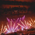 FTISLAND、CNBLUE、SF9らが所属するFNC エンターテインメント所属のアーティストが集う音楽の祭典『2017 FNC KINGDOM IN JAPAN -MIDNIGHT CIRCUS-』が 12月16日・17日に千葉県・幕張メッセで開催され、2日間で20,000人を魅了した。 5周年という節目を迎えたFNC KINGDOMは、所属アーティストのライブを1日で見られるだけでなく、 グループの垣根を超えた、ここでしか見られないアーティストのコラボレーションステージやスペシャルステージが目白押しのイベント。 今年は＜KINGDOM（王国）で真夜中に開催されるサーカス＞をテーマに、FTISLAND、CNBLUE、AOA、N.Flying、SF9、HONEYSTら6組が出演した。 6人のピエロに導かれスタートしたのは、勇壮なリズムを刻むパーカッションセッション。ミンファン（FTISLAND）、ミンヒョク（CNBLUE）、ジェヒョン（N.Flying）、スンソク（HONEYST）という4バンドのドラマーが一堂に会した貴重なコラボを幕開けに、出演グループが登場。 「ようこそ、『2017 FNC KINGDOM IN JAPAN -MIDNIGHT CIRCUS-』へ！」（ヨンファ）、「ファミリーコンサート、今から始まります！」（ホンギ）と、FNCを代表するフロントマン2人が開会を宣言した。 様々なグループのライブや豪華コラボが行われた中で、5周年のアニバーサリーを彩ったのは、イ・ホンギ（FTISLAND）とジョン・ヨンファ（CNBLUE）によるドラマ『美男＜イケメン＞ですね』の作中バンドA.N.JELLのジェルミとシヌの復活だ。ドラマの主題歌「Promise」では投げキスを模した振付まで披露し、歌いながらお互いの肩に手を置いたりと、仲の良さをうかがわせる。トークではドラマで彼らが演じた役になりきり、「今日は2人だけど、テギョン（チャン・グンソク）さんとミナム（パク・シネ）さんと4人で、いつか東京ドームでライブしましょう！　僕の夢ですから」と意気込むヨンファに、「A.N.JELLは3曲しかないのに⁈　でも、いろんなジャンルにアレンジすれば3曲で2時間できるかな？」とホンギがアイディアを出せばファンは爆笑。A.N.JELL復活に対する会場の反応の大きさにホンギは、「実は昨日のステージの後、2日目もやってほしいって言われたんです。FTISLANDもCNBLUEも頑張ってたんだけど、A.N.JELLが一番良かったからって」とゴキゲン。なりきりトークを続けているとヨンファが、「ホンギさん、ありがとうございます。何も知らない僕にホンギ先輩がいろいろ教えてくれました。ホンギがいるから僕がいる、（FNCアーティスト第1号の）ホンギがいるからFNCの他のアーティストもいるんです」とデビュー作である本作を思い出し急に素に戻ってマジメな話をしだすと、ホンギは「わー、トリハダ」と笑いながら照れ隠しをする。ドラマの思い出話では、ヨンファが好きなシーンだという明洞（ミョンドン）でミナム（パク・シネ）の後をシヌがつけるドラマの名場面を再現して「なつかしー！」と大爆笑しながら、「撮影は楽しくて、辛いことはなかった。4人はすごく仲が良くて、台本にないアドリブもたくさんやったし」（ホンギ）と、思い出話に花が咲いた。2曲目の「Still」では、8年前のドラマの場面写真が映し出されると会場からは大きな歓声が上がり、最後にホンギが「今度会えるのは、いつになるかわからないけど」と言いながら2人で肩を組んで「ジェルミ～」、「シヌ～」と言い合いながら退場していったが、2人が揃ってA.N.JELLの曲を歌うのはドラマ撮影時以降初、約8年ぶりとなり、FNC KINGDOMだからこそ、5周年だからこそできた復活劇となった。 他にも、普段はドラマーとしてステージの中央に立つことがないミンファン（FTISLAND）を中心に、ジェヒョン＆フェスン（N.Flying）、ダウォン（SF9）らが嵐の「Love so sweet」をカバーしたり、ギタリストのジョンフン（FTISLAND）がギターを持たずにヨンビン＆ジェユン（SF9）を従えて星野源の「恋」ダンスを披露するという意外性のあるコラボや、実力派女性ラッパーとして注目されているジミン（AOA）がスンヒョプ（N.Flying）、ジュホ（SF9）を従えたステージ、ユナ（AOA）とインソン（SF9）がボーカルをたっぷり聴かせるスペシャルコラボなど、普段とは違ったカラーの楽曲を見せてくれた。 FNCの重鎮として、ガッツリしたライブを見せてくれたのは、FTISLANDとCNBLUE。初日はCNBLUEがトリ、2日目はFTISLANDがトリを務めたが、ライブで売っているバンドだけに両日でセットリストを変えて異なるライブを展開した。 CNBLUEは、とにかく楽しさが爆発。ステージの上、そしてステージを降りて、ファンの近くをくまなく走り回り、ファンにコール＆レスポンスを求めるヨンファ。そのヨンファはトーク中もFTISLANDやSF9の曲を即興でピアノ弾き語りを始めたかと思えば、「今日、来てくれたみなさんが熱いから、帰りたくない！　朝までやりましょう！」と、セットリストに入っていないライブのテッパン曲「Wake Up」を始めたり、音楽を奏でるのが楽しくてしかたがない様子で、CNBLUEもファンも完全燃焼できるライブで盛り上げた。 CNBLUEからは、ソロアルバムをリリースしているボーカルのヨンファとギターのジョンヒョンが、ソロステージも披露。 ジョンヒョンは1月にリリースされる2ndソロアルバム『METROPOLIS』に収録されるアコースティックなバラードナンバー「ひかりのまちで」をライブで初パフォーマンスして会場を沸かせた。 FTISLANDは、音楽でひとつになれる勢いのあるライブを展開。初日はファンがコーラスに参加できる曲を多めに、2日目は彼ら得意のハードなロック曲を中心に聴かせたが、ボーカル、ホンギのバラードからロックまでを歌いあげる声と、ファンの心を捉えるパフォーマンスとトーク力はサスガ。「FTISLANDは音楽を多様な色に変えることができるバンド。FNC KINGDOMもどんどんFNCの色をみつけていっている。俺はやりたくないけど、“FNCのアーティストみんなが同じステージに集まれるのはFNC KINGDOMしかないから”ってCNBLUEのヨンファに説得されて参加しています。ヨンファがFNCの天使で、俺が悪魔だな（笑）」とファンを笑わせたが、なんとか言いながらもFNC愛が一番あふれているのがFNC第一号アーティストであるのFTISLANDのホンギなのだ。「今年も来てくれてありがとう。全員がこれからも、もっといい音楽をプレゼントします」と言って、この日誕生日を迎えたベースのジェジンへのお祝いも兼ねて、1万人と声を合わせて「FNCファイティン！　ジェジン、誕生日おめでとう！」とステージ上でカンパイをしてライブをしめくくった。 FTISLANDからは、ソロアルバムをリリースしているホンギもソロステージを披露。心に響くバラードを熱唱した。 今年、イッキにファンが増えたのを実感させたのは6月に日本デビューしたSF9。12月13日にリリースしたばかりの日本1stアルバムの収録曲「僕の太陽 ～O Sole Mio～」などで大きなファンコールを集めたが、自曲のほかに、ブルゾンちえみでおなじみのオースティン・マホーンの「Dirty Work」をカバー。ラストでジミン（AOA）が登場し、かわいく「35億」をキメた。新人であるSF9は前述のコラボの他にも、CNBLUE、ヨンファのソロなど先輩たちのステージでのコラボでも大活躍した。 N.Flyingは、韓国で大ブームを巻き起こしたデビューサバイバル番組『PRODUCE 101 Season2』出身のフェスンが加入してから初のFNC KINGDOM。ボーカルをフェスンにバトンタッチしたグァンジンがベースに専念することで演奏がタイトになり、磨きがかかったツインボーカルで華やかさが増した印象。「バンドが楽しくて、すごく幸せ」というフェスンの言葉に象徴されるように、今後の彼らの飛躍が楽しみになる。 1年ぶりの来日となるAOAも、待ちわびたファンの前で久々のパフォーマンスを見せたが、「今年はいろいろ大変でしたが、みんな気持ちをひとつにして頑張っています。 戻ってくるので忘れずに待っていてください」と再会を約束してくれた。 まだ日本での活動をしていない新人バンドHONEYSTは、新曲「恋愛したい」など2曲をパフォーマンスしたが、先輩バンドたちとはまた違う爽やかなロックを聴かせた。 エンディングでは再びステージの上に全アーティストが大集結。 最後にホンギ＆ヨンファが登場すると、「今年も幸せに終えることができました」（ホンギ）、「来年、また会いましょう！」（ヨンファ）と言って約5時間のファミリーコンサートの幕が閉じた。 なお、このFNC KINGDOMが年内の日本でのライブが最後になるアーティストが多い中、12月13日に1stアルバム『Sensational Feeling Nine』をリリースしたばかりのSF9は、12月21日・福岡、22日・名古屋、23日・大阪、24日・東京でアルバムのリリースイベントを開催、CNBLUEのヨンファは、20日、21日にパシフィコ横浜国立大ホールで『JUNG YONG HWA JAPAN CONCERT 2017 "Summer Calling" @Xmas』を行い、年内の日本活動を終える予定。