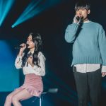 FTISLAND、CNBLUE、SF9らが所属するFNC エンターテインメント所属のアーティストが集う音楽の祭典『2017 FNC KINGDOM IN JAPAN -MIDNIGHT CIRCUS-』が 12月16日・17日に千葉県・幕張メッセで開催され、2日間で20,000人を魅了した。 5周年という節目を迎えたFNC KINGDOMは、所属アーティストのライブを1日で見られるだけでなく、 グループの垣根を超えた、ここでしか見られないアーティストのコラボレーションステージやスペシャルステージが目白押しのイベント。 今年は＜KINGDOM（王国）で真夜中に開催されるサーカス＞をテーマに、FTISLAND、CNBLUE、AOA、N.Flying、SF9、HONEYSTら6組が出演した。 6人のピエロに導かれスタートしたのは、勇壮なリズムを刻むパーカッションセッション。ミンファン（FTISLAND）、ミンヒョク（CNBLUE）、ジェヒョン（N.Flying）、スンソク（HONEYST）という4バンドのドラマーが一堂に会した貴重なコラボを幕開けに、出演グループが登場。 「ようこそ、『2017 FNC KINGDOM IN JAPAN -MIDNIGHT CIRCUS-』へ！」（ヨンファ）、「ファミリーコンサート、今から始まります！」（ホンギ）と、FNCを代表するフロントマン2人が開会を宣言した。 様々なグループのライブや豪華コラボが行われた中で、5周年のアニバーサリーを彩ったのは、イ・ホンギ（FTISLAND）とジョン・ヨンファ（CNBLUE）によるドラマ『美男＜イケメン＞ですね』の作中バンドA.N.JELLのジェルミとシヌの復活だ。ドラマの主題歌「Promise」では投げキスを模した振付まで披露し、歌いながらお互いの肩に手を置いたりと、仲の良さをうかがわせる。トークではドラマで彼らが演じた役になりきり、「今日は2人だけど、テギョン（チャン・グンソク）さんとミナム（パク・シネ）さんと4人で、いつか東京ドームでライブしましょう！　僕の夢ですから」と意気込むヨンファに、「A.N.JELLは3曲しかないのに⁈　でも、いろんなジャンルにアレンジすれば3曲で2時間できるかな？」とホンギがアイディアを出せばファンは爆笑。A.N.JELL復活に対する会場の反応の大きさにホンギは、「実は昨日のステージの後、2日目もやってほしいって言われたんです。FTISLANDもCNBLUEも頑張ってたんだけど、A.N.JELLが一番良かったからって」とゴキゲン。なりきりトークを続けているとヨンファが、「ホンギさん、ありがとうございます。何も知らない僕にホンギ先輩がいろいろ教えてくれました。ホンギがいるから僕がいる、（FNCアーティスト第1号の）ホンギがいるからFNCの他のアーティストもいるんです」とデビュー作である本作を思い出し急に素に戻ってマジメな話をしだすと、ホンギは「わー、トリハダ」と笑いながら照れ隠しをする。ドラマの思い出話では、ヨンファが好きなシーンだという明洞（ミョンドン）でミナム（パク・シネ）の後をシヌがつけるドラマの名場面を再現して「なつかしー！」と大爆笑しながら、「撮影は楽しくて、辛いことはなかった。4人はすごく仲が良くて、台本にないアドリブもたくさんやったし」（ホンギ）と、思い出話に花が咲いた。2曲目の「Still」では、8年前のドラマの場面写真が映し出されると会場からは大きな歓声が上がり、最後にホンギが「今度会えるのは、いつになるかわからないけど」と言いながら2人で肩を組んで「ジェルミ～」、「シヌ～」と言い合いながら退場していったが、2人が揃ってA.N.JELLの曲を歌うのはドラマ撮影時以降初、約8年ぶりとなり、FNC KINGDOMだからこそ、5周年だからこそできた復活劇となった。 他にも、普段はドラマーとしてステージの中央に立つことがないミンファン（FTISLAND）を中心に、ジェヒョン＆フェスン（N.Flying）、ダウォン（SF9）らが嵐の「Love so sweet」をカバーしたり、ギタリストのジョンフン（FTISLAND）がギターを持たずにヨンビン＆ジェユン（SF9）を従えて星野源の「恋」ダンスを披露するという意外性のあるコラボや、実力派女性ラッパーとして注目されているジミン（AOA）がスンヒョプ（N.Flying）、ジュホ（SF9）を従えたステージ、ユナ（AOA）とインソン（SF9）がボーカルをたっぷり聴かせるスペシャルコラボなど、普段とは違ったカラーの楽曲を見せてくれた。 FNCの重鎮として、ガッツリしたライブを見せてくれたのは、FTISLANDとCNBLUE。初日はCNBLUEがトリ、2日目はFTISLANDがトリを務めたが、ライブで売っているバンドだけに両日でセットリストを変えて異なるライブを展開した。 CNBLUEは、とにかく楽しさが爆発。ステージの上、そしてステージを降りて、ファンの近くをくまなく走り回り、ファンにコール＆レスポンスを求めるヨンファ。そのヨンファはトーク中もFTISLANDやSF9の曲を即興でピアノ弾き語りを始めたかと思えば、「今日、来てくれたみなさんが熱いから、帰りたくない！　朝までやりましょう！」と、セットリストに入っていないライブのテッパン曲「Wake Up」を始めたり、音楽を奏でるのが楽しくてしかたがない様子で、CNBLUEもファンも完全燃焼できるライブで盛り上げた。 CNBLUEからは、ソロアルバムをリリースしているボーカルのヨンファとギターのジョンヒョンが、ソロステージも披露。 ジョンヒョンは1月にリリースされる2ndソロアルバム『METROPOLIS』に収録されるアコースティックなバラードナンバー「ひかりのまちで」をライブで初パフォーマンスして会場を沸かせた。 FTISLANDは、音楽でひとつになれる勢いのあるライブを展開。初日はファンがコーラスに参加できる曲を多めに、2日目は彼ら得意のハードなロック曲を中心に聴かせたが、ボーカル、ホンギのバラードからロックまでを歌いあげる声と、ファンの心を捉えるパフォーマンスとトーク力はサスガ。「FTISLANDは音楽を多様な色に変えることができるバンド。FNC KINGDOMもどんどんFNCの色をみつけていっている。俺はやりたくないけど、“FNCのアーティストみんなが同じステージに集まれるのはFNC KINGDOMしかないから”ってCNBLUEのヨンファに説得されて参加しています。ヨンファがFNCの天使で、俺が悪魔だな（笑）」とファンを笑わせたが、なんとか言いながらもFNC愛が一番あふれているのがFNC第一号アーティストであるのFTISLANDのホンギなのだ。「今年も来てくれてありがとう。全員がこれからも、もっといい音楽をプレゼントします」と言って、この日誕生日を迎えたベースのジェジンへのお祝いも兼ねて、1万人と声を合わせて「FNCファイティン！　ジェジン、誕生日おめでとう！」とステージ上でカンパイをしてライブをしめくくった。 FTISLANDからは、ソロアルバムをリリースしているホンギもソロステージを披露。心に響くバラードを熱唱した。 今年、イッキにファンが増えたのを実感させたのは6月に日本デビューしたSF9。12月13日にリリースしたばかりの日本1stアルバムの収録曲「僕の太陽 ～O Sole Mio～」などで大きなファンコールを集めたが、自曲のほかに、ブルゾンちえみでおなじみのオースティン・マホーンの「Dirty Work」をカバー。ラストでジミン（AOA）が登場し、かわいく「35億」をキメた。新人であるSF9は前述のコラボの他にも、CNBLUE、ヨンファのソロなど先輩たちのステージでのコラボでも大活躍した。 N.Flyingは、韓国で大ブームを巻き起こしたデビューサバイバル番組『PRODUCE 101 Season2』出身のフェスンが加入してから初のFNC KINGDOM。ボーカルをフェスンにバトンタッチしたグァンジンがベースに専念することで演奏がタイトになり、磨きがかかったツインボーカルで華やかさが増した印象。「バンドが楽しくて、すごく幸せ」というフェスンの言葉に象徴されるように、今後の彼らの飛躍が楽しみになる。 1年ぶりの来日となるAOAも、待ちわびたファンの前で久々のパフォーマンスを見せたが、「今年はいろいろ大変でしたが、みんな気持ちをひとつにして頑張っています。 戻ってくるので忘れずに待っていてください」と再会を約束してくれた。 まだ日本での活動をしていない新人バンドHONEYSTは、新曲「恋愛したい」など2曲をパフォーマンスしたが、先輩バンドたちとはまた違う爽やかなロックを聴かせた。 エンディングでは再びステージの上に全アーティストが大集結。 最後にホンギ＆ヨンファが登場すると、「今年も幸せに終えることができました」（ホンギ）、「来年、また会いましょう！」（ヨンファ）と言って約5時間のファミリーコンサートの幕が閉じた。 なお、このFNC KINGDOMが年内の日本でのライブが最後になるアーティストが多い中、12月13日に1stアルバム『Sensational Feeling Nine』をリリースしたばかりのSF9は、12月21日・福岡、22日・名古屋、23日・大阪、24日・東京でアルバムのリリースイベントを開催、CNBLUEのヨンファは、20日、21日にパシフィコ横浜国立大ホールで『JUNG YONG HWA JAPAN CONCERT 2017 "Summer Calling" @Xmas』を行い、年内の日本活動を終える予定。