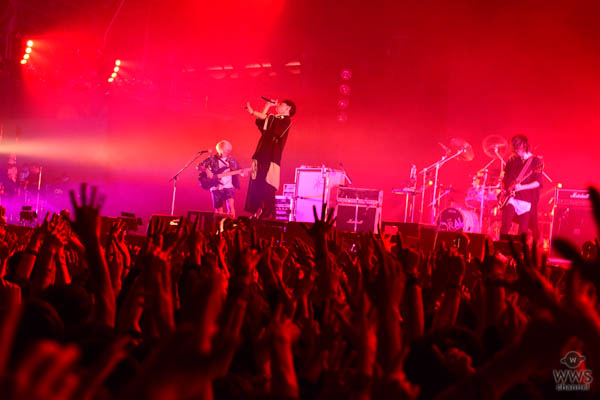 【ライブレポート】THE ORAL CIGALETTESがCOUNTDOWN JAPAN 17/18 EARTH STAGEに登場！ 大観衆を前に高笑いしつつも、オーディエンスに今年1年の感謝を込めたステージを展開。