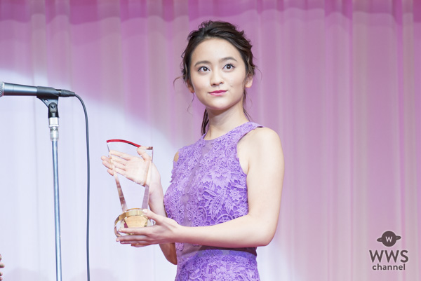 タレントの岡田結実が第29回日本ジュエリーべストドレッサー賞表彰式に紫色のロングドレス姿で登場！「あと一歩踏み出したいときとかにジュエリーを付ける」