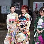 新生 E-girlsメンバー11人全員が艶やかな晴れ着姿で最新シングルヒット祈願！