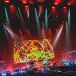 FTISLAND、CNBLUE、SF9らが所属するFNC エンターテインメント所属のアーティストが集う音楽の祭典『2017 FNC KINGDOM IN JAPAN -MIDNIGHT CIRCUS-』が 12月16日・17日に千葉県・幕張メッセで開催され、2日間で20,000人を魅了した。 5周年という節目を迎えたFNC KINGDOMは、所属アーティストのライブを1日で見られるだけでなく、 グループの垣根を超えた、ここでしか見られないアーティストのコラボレーションステージやスペシャルステージが目白押しのイベント。 今年は＜KINGDOM（王国）で真夜中に開催されるサーカス＞をテーマに、FTISLAND、CNBLUE、AOA、N.Flying、SF9、HONEYSTら6組が出演した。 6人のピエロに導かれスタートしたのは、勇壮なリズムを刻むパーカッションセッション。ミンファン（FTISLAND）、ミンヒョク（CNBLUE）、ジェヒョン（N.Flying）、スンソク（HONEYST）という4バンドのドラマーが一堂に会した貴重なコラボを幕開けに、出演グループが登場。 「ようこそ、『2017 FNC KINGDOM IN JAPAN -MIDNIGHT CIRCUS-』へ！」（ヨンファ）、「ファミリーコンサート、今から始まります！」（ホンギ）と、FNCを代表するフロントマン2人が開会を宣言した。 様々なグループのライブや豪華コラボが行われた中で、5周年のアニバーサリーを彩ったのは、イ・ホンギ（FTISLAND）とジョン・ヨンファ（CNBLUE）によるドラマ『美男＜イケメン＞ですね』の作中バンドA.N.JELLのジェルミとシヌの復活だ。ドラマの主題歌「Promise」では投げキスを模した振付まで披露し、歌いながらお互いの肩に手を置いたりと、仲の良さをうかがわせる。トークではドラマで彼らが演じた役になりきり、「今日は2人だけど、テギョン（チャン・グンソク）さんとミナム（パク・シネ）さんと4人で、いつか東京ドームでライブしましょう！　僕の夢ですから」と意気込むヨンファに、「A.N.JELLは3曲しかないのに⁈　でも、いろんなジャンルにアレンジすれば3曲で2時間できるかな？」とホンギがアイディアを出せばファンは爆笑。A.N.JELL復活に対する会場の反応の大きさにホンギは、「実は昨日のステージの後、2日目もやってほしいって言われたんです。FTISLANDもCNBLUEも頑張ってたんだけど、A.N.JELLが一番良かったからって」とゴキゲン。なりきりトークを続けているとヨンファが、「ホンギさん、ありがとうございます。何も知らない僕にホンギ先輩がいろいろ教えてくれました。ホンギがいるから僕がいる、（FNCアーティスト第1号の）ホンギがいるからFNCの他のアーティストもいるんです」とデビュー作である本作を思い出し急に素に戻ってマジメな話をしだすと、ホンギは「わー、トリハダ」と笑いながら照れ隠しをする。ドラマの思い出話では、ヨンファが好きなシーンだという明洞（ミョンドン）でミナム（パク・シネ）の後をシヌがつけるドラマの名場面を再現して「なつかしー！」と大爆笑しながら、「撮影は楽しくて、辛いことはなかった。4人はすごく仲が良くて、台本にないアドリブもたくさんやったし」（ホンギ）と、思い出話に花が咲いた。2曲目の「Still」では、8年前のドラマの場面写真が映し出されると会場からは大きな歓声が上がり、最後にホンギが「今度会えるのは、いつになるかわからないけど」と言いながら2人で肩を組んで「ジェルミ～」、「シヌ～」と言い合いながら退場していったが、2人が揃ってA.N.JELLの曲を歌うのはドラマ撮影時以降初、約8年ぶりとなり、FNC KINGDOMだからこそ、5周年だからこそできた復活劇となった。 他にも、普段はドラマーとしてステージの中央に立つことがないミンファン（FTISLAND）を中心に、ジェヒョン＆フェスン（N.Flying）、ダウォン（SF9）らが嵐の「Love so sweet」をカバーしたり、ギタリストのジョンフン（FTISLAND）がギターを持たずにヨンビン＆ジェユン（SF9）を従えて星野源の「恋」ダンスを披露するという意外性のあるコラボや、実力派女性ラッパーとして注目されているジミン（AOA）がスンヒョプ（N.Flying）、ジュホ（SF9）を従えたステージ、ユナ（AOA）とインソン（SF9）がボーカルをたっぷり聴かせるスペシャルコラボなど、普段とは違ったカラーの楽曲を見せてくれた。 FNCの重鎮として、ガッツリしたライブを見せてくれたのは、FTISLANDとCNBLUE。初日はCNBLUEがトリ、2日目はFTISLANDがトリを務めたが、ライブで売っているバンドだけに両日でセットリストを変えて異なるライブを展開した。 CNBLUEは、とにかく楽しさが爆発。ステージの上、そしてステージを降りて、ファンの近くをくまなく走り回り、ファンにコール＆レスポンスを求めるヨンファ。そのヨンファはトーク中もFTISLANDやSF9の曲を即興でピアノ弾き語りを始めたかと思えば、「今日、来てくれたみなさんが熱いから、帰りたくない！　朝までやりましょう！」と、セットリストに入っていないライブのテッパン曲「Wake Up」を始めたり、音楽を奏でるのが楽しくてしかたがない様子で、CNBLUEもファンも完全燃焼できるライブで盛り上げた。 CNBLUEからは、ソロアルバムをリリースしているボーカルのヨンファとギターのジョンヒョンが、ソロステージも披露。 ジョンヒョンは1月にリリースされる2ndソロアルバム『METROPOLIS』に収録されるアコースティックなバラードナンバー「ひかりのまちで」をライブで初パフォーマンスして会場を沸かせた。 FTISLANDは、音楽でひとつになれる勢いのあるライブを展開。初日はファンがコーラスに参加できる曲を多めに、2日目は彼ら得意のハードなロック曲を中心に聴かせたが、ボーカル、ホンギのバラードからロックまでを歌いあげる声と、ファンの心を捉えるパフォーマンスとトーク力はサスガ。「FTISLANDは音楽を多様な色に変えることができるバンド。FNC KINGDOMもどんどんFNCの色をみつけていっている。俺はやりたくないけど、“FNCのアーティストみんなが同じステージに集まれるのはFNC KINGDOMしかないから”ってCNBLUEのヨンファに説得されて参加しています。ヨンファがFNCの天使で、俺が悪魔だな（笑）」とファンを笑わせたが、なんとか言いながらもFNC愛が一番あふれているのがFNC第一号アーティストであるのFTISLANDのホンギなのだ。「今年も来てくれてありがとう。全員がこれからも、もっといい音楽をプレゼントします」と言って、この日誕生日を迎えたベースのジェジンへのお祝いも兼ねて、1万人と声を合わせて「FNCファイティン！　ジェジン、誕生日おめでとう！」とステージ上でカンパイをしてライブをしめくくった。 FTISLANDからは、ソロアルバムをリリースしているホンギもソロステージを披露。心に響くバラードを熱唱した。 今年、イッキにファンが増えたのを実感させたのは6月に日本デビューしたSF9。12月13日にリリースしたばかりの日本1stアルバムの収録曲「僕の太陽 ～O Sole Mio～」などで大きなファンコールを集めたが、自曲のほかに、ブルゾンちえみでおなじみのオースティン・マホーンの「Dirty Work」をカバー。ラストでジミン（AOA）が登場し、かわいく「35億」をキメた。新人であるSF9は前述のコラボの他にも、CNBLUE、ヨンファのソロなど先輩たちのステージでのコラボでも大活躍した。 N.Flyingは、韓国で大ブームを巻き起こしたデビューサバイバル番組『PRODUCE 101 Season2』出身のフェスンが加入してから初のFNC KINGDOM。ボーカルをフェスンにバトンタッチしたグァンジンがベースに専念することで演奏がタイトになり、磨きがかかったツインボーカルで華やかさが増した印象。「バンドが楽しくて、すごく幸せ」というフェスンの言葉に象徴されるように、今後の彼らの飛躍が楽しみになる。 1年ぶりの来日となるAOAも、待ちわびたファンの前で久々のパフォーマンスを見せたが、「今年はいろいろ大変でしたが、みんな気持ちをひとつにして頑張っています。 戻ってくるので忘れずに待っていてください」と再会を約束してくれた。 まだ日本での活動をしていない新人バンドHONEYSTは、新曲「恋愛したい」など2曲をパフォーマンスしたが、先輩バンドたちとはまた違う爽やかなロックを聴かせた。 エンディングでは再びステージの上に全アーティストが大集結。 最後にホンギ＆ヨンファが登場すると、「今年も幸せに終えることができました」（ホンギ）、「来年、また会いましょう！」（ヨンファ）と言って約5時間のファミリーコンサートの幕が閉じた。 なお、このFNC KINGDOMが年内の日本でのライブが最後になるアーティストが多い中、12月13日に1stアルバム『Sensational Feeling Nine』をリリースしたばかりのSF9は、12月21日・福岡、22日・名古屋、23日・大阪、24日・東京でアルバムのリリースイベントを開催、CNBLUEのヨンファは、20日、21日にパシフィコ横浜国立大ホールで『JUNG YONG HWA JAPAN CONCERT 2017 "Summer Calling" @Xmas』を行い、年内の日本活動を終える予定。