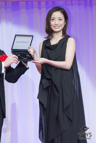 女優・上戸彩が第29回日本ジュエリーべストドレッサー賞表彰式に黒のシックなドレスコーデで登場！「今つけているジュエリーを娘がつけてくれたらいいな」