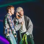 FTISLAND、CNBLUE、SF9らが所属するFNC エンターテインメント所属のアーティストが集う音楽の祭典『2017 FNC KINGDOM IN JAPAN -MIDNIGHT CIRCUS-』が 12月16日・17日に千葉県・幕張メッセで開催され、2日間で20,000人を魅了した。 5周年という節目を迎えたFNC KINGDOMは、所属アーティストのライブを1日で見られるだけでなく、 グループの垣根を超えた、ここでしか見られないアーティストのコラボレーションステージやスペシャルステージが目白押しのイベント。 今年は＜KINGDOM（王国）で真夜中に開催されるサーカス＞をテーマに、FTISLAND、CNBLUE、AOA、N.Flying、SF9、HONEYSTら6組が出演した。 6人のピエロに導かれスタートしたのは、勇壮なリズムを刻むパーカッションセッション。ミンファン（FTISLAND）、ミンヒョク（CNBLUE）、ジェヒョン（N.Flying）、スンソク（HONEYST）という4バンドのドラマーが一堂に会した貴重なコラボを幕開けに、出演グループが登場。 「ようこそ、『2017 FNC KINGDOM IN JAPAN -MIDNIGHT CIRCUS-』へ！」（ヨンファ）、「ファミリーコンサート、今から始まります！」（ホンギ）と、FNCを代表するフロントマン2人が開会を宣言した。 様々なグループのライブや豪華コラボが行われた中で、5周年のアニバーサリーを彩ったのは、イ・ホンギ（FTISLAND）とジョン・ヨンファ（CNBLUE）によるドラマ『美男＜イケメン＞ですね』の作中バンドA.N.JELLのジェルミとシヌの復活だ。ドラマの主題歌「Promise」では投げキスを模した振付まで披露し、歌いながらお互いの肩に手を置いたりと、仲の良さをうかがわせる。トークではドラマで彼らが演じた役になりきり、「今日は2人だけど、テギョン（チャン・グンソク）さんとミナム（パク・シネ）さんと4人で、いつか東京ドームでライブしましょう！　僕の夢ですから」と意気込むヨンファに、「A.N.JELLは3曲しかないのに⁈　でも、いろんなジャンルにアレンジすれば3曲で2時間できるかな？」とホンギがアイディアを出せばファンは爆笑。A.N.JELL復活に対する会場の反応の大きさにホンギは、「実は昨日のステージの後、2日目もやってほしいって言われたんです。FTISLANDもCNBLUEも頑張ってたんだけど、A.N.JELLが一番良かったからって」とゴキゲン。なりきりトークを続けているとヨンファが、「ホンギさん、ありがとうございます。何も知らない僕にホンギ先輩がいろいろ教えてくれました。ホンギがいるから僕がいる、（FNCアーティスト第1号の）ホンギがいるからFNCの他のアーティストもいるんです」とデビュー作である本作を思い出し急に素に戻ってマジメな話をしだすと、ホンギは「わー、トリハダ」と笑いながら照れ隠しをする。ドラマの思い出話では、ヨンファが好きなシーンだという明洞（ミョンドン）でミナム（パク・シネ）の後をシヌがつけるドラマの名場面を再現して「なつかしー！」と大爆笑しながら、「撮影は楽しくて、辛いことはなかった。4人はすごく仲が良くて、台本にないアドリブもたくさんやったし」（ホンギ）と、思い出話に花が咲いた。2曲目の「Still」では、8年前のドラマの場面写真が映し出されると会場からは大きな歓声が上がり、最後にホンギが「今度会えるのは、いつになるかわからないけど」と言いながら2人で肩を組んで「ジェルミ～」、「シヌ～」と言い合いながら退場していったが、2人が揃ってA.N.JELLの曲を歌うのはドラマ撮影時以降初、約8年ぶりとなり、FNC KINGDOMだからこそ、5周年だからこそできた復活劇となった。 他にも、普段はドラマーとしてステージの中央に立つことがないミンファン（FTISLAND）を中心に、ジェヒョン＆フェスン（N.Flying）、ダウォン（SF9）らが嵐の「Love so sweet」をカバーしたり、ギタリストのジョンフン（FTISLAND）がギターを持たずにヨンビン＆ジェユン（SF9）を従えて星野源の「恋」ダンスを披露するという意外性のあるコラボや、実力派女性ラッパーとして注目されているジミン（AOA）がスンヒョプ（N.Flying）、ジュホ（SF9）を従えたステージ、ユナ（AOA）とインソン（SF9）がボーカルをたっぷり聴かせるスペシャルコラボなど、普段とは違ったカラーの楽曲を見せてくれた。 FNCの重鎮として、ガッツリしたライブを見せてくれたのは、FTISLANDとCNBLUE。初日はCNBLUEがトリ、2日目はFTISLANDがトリを務めたが、ライブで売っているバンドだけに両日でセットリストを変えて異なるライブを展開した。 CNBLUEは、とにかく楽しさが爆発。ステージの上、そしてステージを降りて、ファンの近くをくまなく走り回り、ファンにコール＆レスポンスを求めるヨンファ。そのヨンファはトーク中もFTISLANDやSF9の曲を即興でピアノ弾き語りを始めたかと思えば、「今日、来てくれたみなさんが熱いから、帰りたくない！　朝までやりましょう！」と、セットリストに入っていないライブのテッパン曲「Wake Up」を始めたり、音楽を奏でるのが楽しくてしかたがない様子で、CNBLUEもファンも完全燃焼できるライブで盛り上げた。 CNBLUEからは、ソロアルバムをリリースしているボーカルのヨンファとギターのジョンヒョンが、ソロステージも披露。 ジョンヒョンは1月にリリースされる2ndソロアルバム『METROPOLIS』に収録されるアコースティックなバラードナンバー「ひかりのまちで」をライブで初パフォーマンスして会場を沸かせた。 FTISLANDは、音楽でひとつになれる勢いのあるライブを展開。初日はファンがコーラスに参加できる曲を多めに、2日目は彼ら得意のハードなロック曲を中心に聴かせたが、ボーカル、ホンギのバラードからロックまでを歌いあげる声と、ファンの心を捉えるパフォーマンスとトーク力はサスガ。「FTISLANDは音楽を多様な色に変えることができるバンド。FNC KINGDOMもどんどんFNCの色をみつけていっている。俺はやりたくないけど、“FNCのアーティストみんなが同じステージに集まれるのはFNC KINGDOMしかないから”ってCNBLUEのヨンファに説得されて参加しています。ヨンファがFNCの天使で、俺が悪魔だな（笑）」とファンを笑わせたが、なんとか言いながらもFNC愛が一番あふれているのがFNC第一号アーティストであるのFTISLANDのホンギなのだ。「今年も来てくれてありがとう。全員がこれからも、もっといい音楽をプレゼントします」と言って、この日誕生日を迎えたベースのジェジンへのお祝いも兼ねて、1万人と声を合わせて「FNCファイティン！　ジェジン、誕生日おめでとう！」とステージ上でカンパイをしてライブをしめくくった。 FTISLANDからは、ソロアルバムをリリースしているホンギもソロステージを披露。心に響くバラードを熱唱した。 今年、イッキにファンが増えたのを実感させたのは6月に日本デビューしたSF9。12月13日にリリースしたばかりの日本1stアルバムの収録曲「僕の太陽 ～O Sole Mio～」などで大きなファンコールを集めたが、自曲のほかに、ブルゾンちえみでおなじみのオースティン・マホーンの「Dirty Work」をカバー。ラストでジミン（AOA）が登場し、かわいく「35億」をキメた。新人であるSF9は前述のコラボの他にも、CNBLUE、ヨンファのソロなど先輩たちのステージでのコラボでも大活躍した。 N.Flyingは、韓国で大ブームを巻き起こしたデビューサバイバル番組『PRODUCE 101 Season2』出身のフェスンが加入してから初のFNC KINGDOM。ボーカルをフェスンにバトンタッチしたグァンジンがベースに専念することで演奏がタイトになり、磨きがかかったツインボーカルで華やかさが増した印象。「バンドが楽しくて、すごく幸せ」というフェスンの言葉に象徴されるように、今後の彼らの飛躍が楽しみになる。 1年ぶりの来日となるAOAも、待ちわびたファンの前で久々のパフォーマンスを見せたが、「今年はいろいろ大変でしたが、みんな気持ちをひとつにして頑張っています。 戻ってくるので忘れずに待っていてください」と再会を約束してくれた。 まだ日本での活動をしていない新人バンドHONEYSTは、新曲「恋愛したい」など2曲をパフォーマンスしたが、先輩バンドたちとはまた違う爽やかなロックを聴かせた。 エンディングでは再びステージの上に全アーティストが大集結。 最後にホンギ＆ヨンファが登場すると、「今年も幸せに終えることができました」（ホンギ）、「来年、また会いましょう！」（ヨンファ）と言って約5時間のファミリーコンサートの幕が閉じた。 なお、このFNC KINGDOMが年内の日本でのライブが最後になるアーティストが多い中、12月13日に1stアルバム『Sensational Feeling Nine』をリリースしたばかりのSF9は、12月21日・福岡、22日・名古屋、23日・大阪、24日・東京でアルバムのリリースイベントを開催、CNBLUEのヨンファは、20日、21日にパシフィコ横浜国立大ホールで『JUNG YONG HWA JAPAN CONCERT 2017 "Summer Calling" @Xmas』を行い、年内の日本活動を終える予定。