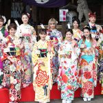 新生 E-girlsメンバー11人全員が艶やかな晴れ着姿で最新シングルヒット祈願！