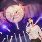 FTISLAND、CNBLUE、SF9らが所属するFNC エンターテインメント所属のアーティストが集う音楽の祭典『2017 FNC KINGDOM IN JAPAN -MIDNIGHT CIRCUS-』が 12月16日・17日に千葉県・幕張メッセで開催され、2日間で20,000人を魅了した。 5周年という節目を迎えたFNC KINGDOMは、所属アーティストのライブを1日で見られるだけでなく、 グループの垣根を超えた、ここでしか見られないアーティストのコラボレーションステージやスペシャルステージが目白押しのイベント。 今年は＜KINGDOM（王国）で真夜中に開催されるサーカス＞をテーマに、FTISLAND、CNBLUE、AOA、N.Flying、SF9、HONEYSTら6組が出演した。 6人のピエロに導かれスタートしたのは、勇壮なリズムを刻むパーカッションセッション。ミンファン（FTISLAND）、ミンヒョク（CNBLUE）、ジェヒョン（N.Flying）、スンソク（HONEYST）という4バンドのドラマーが一堂に会した貴重なコラボを幕開けに、出演グループが登場。 「ようこそ、『2017 FNC KINGDOM IN JAPAN -MIDNIGHT CIRCUS-』へ！」（ヨンファ）、「ファミリーコンサート、今から始まります！」（ホンギ）と、FNCを代表するフロントマン2人が開会を宣言した。 様々なグループのライブや豪華コラボが行われた中で、5周年のアニバーサリーを彩ったのは、イ・ホンギ（FTISLAND）とジョン・ヨンファ（CNBLUE）によるドラマ『美男＜イケメン＞ですね』の作中バンドA.N.JELLのジェルミとシヌの復活だ。ドラマの主題歌「Promise」では投げキスを模した振付まで披露し、歌いながらお互いの肩に手を置いたりと、仲の良さをうかがわせる。トークではドラマで彼らが演じた役になりきり、「今日は2人だけど、テギョン（チャン・グンソク）さんとミナム（パク・シネ）さんと4人で、いつか東京ドームでライブしましょう！　僕の夢ですから」と意気込むヨンファに、「A.N.JELLは3曲しかないのに⁈　でも、いろんなジャンルにアレンジすれば3曲で2時間できるかな？」とホンギがアイディアを出せばファンは爆笑。A.N.JELL復活に対する会場の反応の大きさにホンギは、「実は昨日のステージの後、2日目もやってほしいって言われたんです。FTISLANDもCNBLUEも頑張ってたんだけど、A.N.JELLが一番良かったからって」とゴキゲン。なりきりトークを続けているとヨンファが、「ホンギさん、ありがとうございます。何も知らない僕にホンギ先輩がいろいろ教えてくれました。ホンギがいるから僕がいる、（FNCアーティスト第1号の）ホンギがいるからFNCの他のアーティストもいるんです」とデビュー作である本作を思い出し急に素に戻ってマジメな話をしだすと、ホンギは「わー、トリハダ」と笑いながら照れ隠しをする。ドラマの思い出話では、ヨンファが好きなシーンだという明洞（ミョンドン）でミナム（パク・シネ）の後をシヌがつけるドラマの名場面を再現して「なつかしー！」と大爆笑しながら、「撮影は楽しくて、辛いことはなかった。4人はすごく仲が良くて、台本にないアドリブもたくさんやったし」（ホンギ）と、思い出話に花が咲いた。2曲目の「Still」では、8年前のドラマの場面写真が映し出されると会場からは大きな歓声が上がり、最後にホンギが「今度会えるのは、いつになるかわからないけど」と言いながら2人で肩を組んで「ジェルミ～」、「シヌ～」と言い合いながら退場していったが、2人が揃ってA.N.JELLの曲を歌うのはドラマ撮影時以降初、約8年ぶりとなり、FNC KINGDOMだからこそ、5周年だからこそできた復活劇となった。 他にも、普段はドラマーとしてステージの中央に立つことがないミンファン（FTISLAND）を中心に、ジェヒョン＆フェスン（N.Flying）、ダウォン（SF9）らが嵐の「Love so sweet」をカバーしたり、ギタリストのジョンフン（FTISLAND）がギターを持たずにヨンビン＆ジェユン（SF9）を従えて星野源の「恋」ダンスを披露するという意外性のあるコラボや、実力派女性ラッパーとして注目されているジミン（AOA）がスンヒョプ（N.Flying）、ジュホ（SF9）を従えたステージ、ユナ（AOA）とインソン（SF9）がボーカルをたっぷり聴かせるスペシャルコラボなど、普段とは違ったカラーの楽曲を見せてくれた。 FNCの重鎮として、ガッツリしたライブを見せてくれたのは、FTISLANDとCNBLUE。初日はCNBLUEがトリ、2日目はFTISLANDがトリを務めたが、ライブで売っているバンドだけに両日でセットリストを変えて異なるライブを展開した。 CNBLUEは、とにかく楽しさが爆発。ステージの上、そしてステージを降りて、ファンの近くをくまなく走り回り、ファンにコール＆レスポンスを求めるヨンファ。そのヨンファはトーク中もFTISLANDやSF9の曲を即興でピアノ弾き語りを始めたかと思えば、「今日、来てくれたみなさんが熱いから、帰りたくない！　朝までやりましょう！」と、セットリストに入っていないライブのテッパン曲「Wake Up」を始めたり、音楽を奏でるのが楽しくてしかたがない様子で、CNBLUEもファンも完全燃焼できるライブで盛り上げた。 CNBLUEからは、ソロアルバムをリリースしているボーカルのヨンファとギターのジョンヒョンが、ソロステージも披露。 ジョンヒョンは1月にリリースされる2ndソロアルバム『METROPOLIS』に収録されるアコースティックなバラードナンバー「ひかりのまちで」をライブで初パフォーマンスして会場を沸かせた。 FTISLANDは、音楽でひとつになれる勢いのあるライブを展開。初日はファンがコーラスに参加できる曲を多めに、2日目は彼ら得意のハードなロック曲を中心に聴かせたが、ボーカル、ホンギのバラードからロックまでを歌いあげる声と、ファンの心を捉えるパフォーマンスとトーク力はサスガ。「FTISLANDは音楽を多様な色に変えることができるバンド。FNC KINGDOMもどんどんFNCの色をみつけていっている。俺はやりたくないけど、“FNCのアーティストみんなが同じステージに集まれるのはFNC KINGDOMしかないから”ってCNBLUEのヨンファに説得されて参加しています。ヨンファがFNCの天使で、俺が悪魔だな（笑）」とファンを笑わせたが、なんとか言いながらもFNC愛が一番あふれているのがFNC第一号アーティストであるのFTISLANDのホンギなのだ。「今年も来てくれてありがとう。全員がこれからも、もっといい音楽をプレゼントします」と言って、この日誕生日を迎えたベースのジェジンへのお祝いも兼ねて、1万人と声を合わせて「FNCファイティン！　ジェジン、誕生日おめでとう！」とステージ上でカンパイをしてライブをしめくくった。 FTISLANDからは、ソロアルバムをリリースしているホンギもソロステージを披露。心に響くバラードを熱唱した。 今年、イッキにファンが増えたのを実感させたのは6月に日本デビューしたSF9。12月13日にリリースしたばかりの日本1stアルバムの収録曲「僕の太陽 ～O Sole Mio～」などで大きなファンコールを集めたが、自曲のほかに、ブルゾンちえみでおなじみのオースティン・マホーンの「Dirty Work」をカバー。ラストでジミン（AOA）が登場し、かわいく「35億」をキメた。新人であるSF9は前述のコラボの他にも、CNBLUE、ヨンファのソロなど先輩たちのステージでのコラボでも大活躍した。 N.Flyingは、韓国で大ブームを巻き起こしたデビューサバイバル番組『PRODUCE 101 Season2』出身のフェスンが加入してから初のFNC KINGDOM。ボーカルをフェスンにバトンタッチしたグァンジンがベースに専念することで演奏がタイトになり、磨きがかかったツインボーカルで華やかさが増した印象。「バンドが楽しくて、すごく幸せ」というフェスンの言葉に象徴されるように、今後の彼らの飛躍が楽しみになる。 1年ぶりの来日となるAOAも、待ちわびたファンの前で久々のパフォーマンスを見せたが、「今年はいろいろ大変でしたが、みんな気持ちをひとつにして頑張っています。 戻ってくるので忘れずに待っていてください」と再会を約束してくれた。 まだ日本での活動をしていない新人バンドHONEYSTは、新曲「恋愛したい」など2曲をパフォーマンスしたが、先輩バンドたちとはまた違う爽やかなロックを聴かせた。 エンディングでは再びステージの上に全アーティストが大集結。 最後にホンギ＆ヨンファが登場すると、「今年も幸せに終えることができました」（ホンギ）、「来年、また会いましょう！」（ヨンファ）と言って約5時間のファミリーコンサートの幕が閉じた。 なお、このFNC KINGDOMが年内の日本でのライブが最後になるアーティストが多い中、12月13日に1stアルバム『Sensational Feeling Nine』をリリースしたばかりのSF9は、12月21日・福岡、22日・名古屋、23日・大阪、24日・東京でアルバムのリリースイベントを開催、CNBLUEのヨンファは、20日、21日にパシフィコ横浜国立大ホールで『JUNG YONG HWA JAPAN CONCERT 2017 "Summer Calling" @Xmas』を行い、年内の日本活動を終える予定。