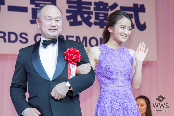 タレントの岡田結実が第29回日本ジュエリーべストドレッサー賞表彰式に紫色のロングドレス姿で登場！「あと一歩踏み出したいときとかにジュエリーを付ける」