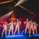 FTISLAND、CNBLUE、SF9らが所属するFNC エンターテインメント所属のアーティストが集う音楽の祭典『2017 FNC KINGDOM IN JAPAN -MIDNIGHT CIRCUS-』が 12月16日・17日に千葉県・幕張メッセで開催され、2日間で20,000人を魅了した。 5周年という節目を迎えたFNC KINGDOMは、所属アーティストのライブを1日で見られるだけでなく、 グループの垣根を超えた、ここでしか見られないアーティストのコラボレーションステージやスペシャルステージが目白押しのイベント。 今年は＜KINGDOM（王国）で真夜中に開催されるサーカス＞をテーマに、FTISLAND、CNBLUE、AOA、N.Flying、SF9、HONEYSTら6組が出演した。 6人のピエロに導かれスタートしたのは、勇壮なリズムを刻むパーカッションセッション。ミンファン（FTISLAND）、ミンヒョク（CNBLUE）、ジェヒョン（N.Flying）、スンソク（HONEYST）という4バンドのドラマーが一堂に会した貴重なコラボを幕開けに、出演グループが登場。 「ようこそ、『2017 FNC KINGDOM IN JAPAN -MIDNIGHT CIRCUS-』へ！」（ヨンファ）、「ファミリーコンサート、今から始まります！」（ホンギ）と、FNCを代表するフロントマン2人が開会を宣言した。 様々なグループのライブや豪華コラボが行われた中で、5周年のアニバーサリーを彩ったのは、イ・ホンギ（FTISLAND）とジョン・ヨンファ（CNBLUE）によるドラマ『美男＜イケメン＞ですね』の作中バンドA.N.JELLのジェルミとシヌの復活だ。ドラマの主題歌「Promise」では投げキスを模した振付まで披露し、歌いながらお互いの肩に手を置いたりと、仲の良さをうかがわせる。トークではドラマで彼らが演じた役になりきり、「今日は2人だけど、テギョン（チャン・グンソク）さんとミナム（パク・シネ）さんと4人で、いつか東京ドームでライブしましょう！　僕の夢ですから」と意気込むヨンファに、「A.N.JELLは3曲しかないのに⁈　でも、いろんなジャンルにアレンジすれば3曲で2時間できるかな？」とホンギがアイディアを出せばファンは爆笑。A.N.JELL復活に対する会場の反応の大きさにホンギは、「実は昨日のステージの後、2日目もやってほしいって言われたんです。FTISLANDもCNBLUEも頑張ってたんだけど、A.N.JELLが一番良かったからって」とゴキゲン。なりきりトークを続けているとヨンファが、「ホンギさん、ありがとうございます。何も知らない僕にホンギ先輩がいろいろ教えてくれました。ホンギがいるから僕がいる、（FNCアーティスト第1号の）ホンギがいるからFNCの他のアーティストもいるんです」とデビュー作である本作を思い出し急に素に戻ってマジメな話をしだすと、ホンギは「わー、トリハダ」と笑いながら照れ隠しをする。ドラマの思い出話では、ヨンファが好きなシーンだという明洞（ミョンドン）でミナム（パク・シネ）の後をシヌがつけるドラマの名場面を再現して「なつかしー！」と大爆笑しながら、「撮影は楽しくて、辛いことはなかった。4人はすごく仲が良くて、台本にないアドリブもたくさんやったし」（ホンギ）と、思い出話に花が咲いた。2曲目の「Still」では、8年前のドラマの場面写真が映し出されると会場からは大きな歓声が上がり、最後にホンギが「今度会えるのは、いつになるかわからないけど」と言いながら2人で肩を組んで「ジェルミ～」、「シヌ～」と言い合いながら退場していったが、2人が揃ってA.N.JELLの曲を歌うのはドラマ撮影時以降初、約8年ぶりとなり、FNC KINGDOMだからこそ、5周年だからこそできた復活劇となった。 他にも、普段はドラマーとしてステージの中央に立つことがないミンファン（FTISLAND）を中心に、ジェヒョン＆フェスン（N.Flying）、ダウォン（SF9）らが嵐の「Love so sweet」をカバーしたり、ギタリストのジョンフン（FTISLAND）がギターを持たずにヨンビン＆ジェユン（SF9）を従えて星野源の「恋」ダンスを披露するという意外性のあるコラボや、実力派女性ラッパーとして注目されているジミン（AOA）がスンヒョプ（N.Flying）、ジュホ（SF9）を従えたステージ、ユナ（AOA）とインソン（SF9）がボーカルをたっぷり聴かせるスペシャルコラボなど、普段とは違ったカラーの楽曲を見せてくれた。 FNCの重鎮として、ガッツリしたライブを見せてくれたのは、FTISLANDとCNBLUE。初日はCNBLUEがトリ、2日目はFTISLANDがトリを務めたが、ライブで売っているバンドだけに両日でセットリストを変えて異なるライブを展開した。 CNBLUEは、とにかく楽しさが爆発。ステージの上、そしてステージを降りて、ファンの近くをくまなく走り回り、ファンにコール＆レスポンスを求めるヨンファ。そのヨンファはトーク中もFTISLANDやSF9の曲を即興でピアノ弾き語りを始めたかと思えば、「今日、来てくれたみなさんが熱いから、帰りたくない！　朝までやりましょう！」と、セットリストに入っていないライブのテッパン曲「Wake Up」を始めたり、音楽を奏でるのが楽しくてしかたがない様子で、CNBLUEもファンも完全燃焼できるライブで盛り上げた。 CNBLUEからは、ソロアルバムをリリースしているボーカルのヨンファとギターのジョンヒョンが、ソロステージも披露。 ジョンヒョンは1月にリリースされる2ndソロアルバム『METROPOLIS』に収録されるアコースティックなバラードナンバー「ひかりのまちで」をライブで初パフォーマンスして会場を沸かせた。 FTISLANDは、音楽でひとつになれる勢いのあるライブを展開。初日はファンがコーラスに参加できる曲を多めに、2日目は彼ら得意のハードなロック曲を中心に聴かせたが、ボーカル、ホンギのバラードからロックまでを歌いあげる声と、ファンの心を捉えるパフォーマンスとトーク力はサスガ。「FTISLANDは音楽を多様な色に変えることができるバンド。FNC KINGDOMもどんどんFNCの色をみつけていっている。俺はやりたくないけど、“FNCのアーティストみんなが同じステージに集まれるのはFNC KINGDOMしかないから”ってCNBLUEのヨンファに説得されて参加しています。ヨンファがFNCの天使で、俺が悪魔だな（笑）」とファンを笑わせたが、なんとか言いながらもFNC愛が一番あふれているのがFNC第一号アーティストであるのFTISLANDのホンギなのだ。「今年も来てくれてありがとう。全員がこれからも、もっといい音楽をプレゼントします」と言って、この日誕生日を迎えたベースのジェジンへのお祝いも兼ねて、1万人と声を合わせて「FNCファイティン！　ジェジン、誕生日おめでとう！」とステージ上でカンパイをしてライブをしめくくった。 FTISLANDからは、ソロアルバムをリリースしているホンギもソロステージを披露。心に響くバラードを熱唱した。 今年、イッキにファンが増えたのを実感させたのは6月に日本デビューしたSF9。12月13日にリリースしたばかりの日本1stアルバムの収録曲「僕の太陽 ～O Sole Mio～」などで大きなファンコールを集めたが、自曲のほかに、ブルゾンちえみでおなじみのオースティン・マホーンの「Dirty Work」をカバー。ラストでジミン（AOA）が登場し、かわいく「35億」をキメた。新人であるSF9は前述のコラボの他にも、CNBLUE、ヨンファのソロなど先輩たちのステージでのコラボでも大活躍した。 N.Flyingは、韓国で大ブームを巻き起こしたデビューサバイバル番組『PRODUCE 101 Season2』出身のフェスンが加入してから初のFNC KINGDOM。ボーカルをフェスンにバトンタッチしたグァンジンがベースに専念することで演奏がタイトになり、磨きがかかったツインボーカルで華やかさが増した印象。「バンドが楽しくて、すごく幸せ」というフェスンの言葉に象徴されるように、今後の彼らの飛躍が楽しみになる。 1年ぶりの来日となるAOAも、待ちわびたファンの前で久々のパフォーマンスを見せたが、「今年はいろいろ大変でしたが、みんな気持ちをひとつにして頑張っています。 戻ってくるので忘れずに待っていてください」と再会を約束してくれた。 まだ日本での活動をしていない新人バンドHONEYSTは、新曲「恋愛したい」など2曲をパフォーマンスしたが、先輩バンドたちとはまた違う爽やかなロックを聴かせた。 エンディングでは再びステージの上に全アーティストが大集結。 最後にホンギ＆ヨンファが登場すると、「今年も幸せに終えることができました」（ホンギ）、「来年、また会いましょう！」（ヨンファ）と言って約5時間のファミリーコンサートの幕が閉じた。 なお、このFNC KINGDOMが年内の日本でのライブが最後になるアーティストが多い中、12月13日に1stアルバム『Sensational Feeling Nine』をリリースしたばかりのSF9は、12月21日・福岡、22日・名古屋、23日・大阪、24日・東京でアルバムのリリースイベントを開催、CNBLUEのヨンファは、20日、21日にパシフィコ横浜国立大ホールで『JUNG YONG HWA JAPAN CONCERT 2017 "Summer Calling" @Xmas』を行い、年内の日本活動を終える予定。