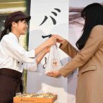 【動画】女優・深川麻衣が可愛すぎるパン屋店員姿で登場！神接客と話題に！