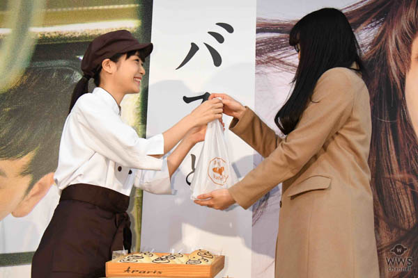 【動画】女優・深川麻衣が可愛すぎるパン屋店員姿で登場！神接客と話題に！