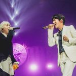 FTISLAND、CNBLUE、SF9らが所属するFNC エンターテインメント所属のアーティストが集う音楽の祭典『2017 FNC KINGDOM IN JAPAN -MIDNIGHT CIRCUS-』が 12月16日・17日に千葉県・幕張メッセで開催され、2日間で20,000人を魅了した。 5周年という節目を迎えたFNC KINGDOMは、所属アーティストのライブを1日で見られるだけでなく、 グループの垣根を超えた、ここでしか見られないアーティストのコラボレーションステージやスペシャルステージが目白押しのイベント。 今年は＜KINGDOM（王国）で真夜中に開催されるサーカス＞をテーマに、FTISLAND、CNBLUE、AOA、N.Flying、SF9、HONEYSTら6組が出演した。 6人のピエロに導かれスタートしたのは、勇壮なリズムを刻むパーカッションセッション。ミンファン（FTISLAND）、ミンヒョク（CNBLUE）、ジェヒョン（N.Flying）、スンソク（HONEYST）という4バンドのドラマーが一堂に会した貴重なコラボを幕開けに、出演グループが登場。 「ようこそ、『2017 FNC KINGDOM IN JAPAN -MIDNIGHT CIRCUS-』へ！」（ヨンファ）、「ファミリーコンサート、今から始まります！」（ホンギ）と、FNCを代表するフロントマン2人が開会を宣言した。 様々なグループのライブや豪華コラボが行われた中で、5周年のアニバーサリーを彩ったのは、イ・ホンギ（FTISLAND）とジョン・ヨンファ（CNBLUE）によるドラマ『美男＜イケメン＞ですね』の作中バンドA.N.JELLのジェルミとシヌの復活だ。ドラマの主題歌「Promise」では投げキスを模した振付まで披露し、歌いながらお互いの肩に手を置いたりと、仲の良さをうかがわせる。トークではドラマで彼らが演じた役になりきり、「今日は2人だけど、テギョン（チャン・グンソク）さんとミナム（パク・シネ）さんと4人で、いつか東京ドームでライブしましょう！　僕の夢ですから」と意気込むヨンファに、「A.N.JELLは3曲しかないのに⁈　でも、いろんなジャンルにアレンジすれば3曲で2時間できるかな？」とホンギがアイディアを出せばファンは爆笑。A.N.JELL復活に対する会場の反応の大きさにホンギは、「実は昨日のステージの後、2日目もやってほしいって言われたんです。FTISLANDもCNBLUEも頑張ってたんだけど、A.N.JELLが一番良かったからって」とゴキゲン。なりきりトークを続けているとヨンファが、「ホンギさん、ありがとうございます。何も知らない僕にホンギ先輩がいろいろ教えてくれました。ホンギがいるから僕がいる、（FNCアーティスト第1号の）ホンギがいるからFNCの他のアーティストもいるんです」とデビュー作である本作を思い出し急に素に戻ってマジメな話をしだすと、ホンギは「わー、トリハダ」と笑いながら照れ隠しをする。ドラマの思い出話では、ヨンファが好きなシーンだという明洞（ミョンドン）でミナム（パク・シネ）の後をシヌがつけるドラマの名場面を再現して「なつかしー！」と大爆笑しながら、「撮影は楽しくて、辛いことはなかった。4人はすごく仲が良くて、台本にないアドリブもたくさんやったし」（ホンギ）と、思い出話に花が咲いた。2曲目の「Still」では、8年前のドラマの場面写真が映し出されると会場からは大きな歓声が上がり、最後にホンギが「今度会えるのは、いつになるかわからないけど」と言いながら2人で肩を組んで「ジェルミ～」、「シヌ～」と言い合いながら退場していったが、2人が揃ってA.N.JELLの曲を歌うのはドラマ撮影時以降初、約8年ぶりとなり、FNC KINGDOMだからこそ、5周年だからこそできた復活劇となった。 他にも、普段はドラマーとしてステージの中央に立つことがないミンファン（FTISLAND）を中心に、ジェヒョン＆フェスン（N.Flying）、ダウォン（SF9）らが嵐の「Love so sweet」をカバーしたり、ギタリストのジョンフン（FTISLAND）がギターを持たずにヨンビン＆ジェユン（SF9）を従えて星野源の「恋」ダンスを披露するという意外性のあるコラボや、実力派女性ラッパーとして注目されているジミン（AOA）がスンヒョプ（N.Flying）、ジュホ（SF9）を従えたステージ、ユナ（AOA）とインソン（SF9）がボーカルをたっぷり聴かせるスペシャルコラボなど、普段とは違ったカラーの楽曲を見せてくれた。 FNCの重鎮として、ガッツリしたライブを見せてくれたのは、FTISLANDとCNBLUE。初日はCNBLUEがトリ、2日目はFTISLANDがトリを務めたが、ライブで売っているバンドだけに両日でセットリストを変えて異なるライブを展開した。 CNBLUEは、とにかく楽しさが爆発。ステージの上、そしてステージを降りて、ファンの近くをくまなく走り回り、ファンにコール＆レスポンスを求めるヨンファ。そのヨンファはトーク中もFTISLANDやSF9の曲を即興でピアノ弾き語りを始めたかと思えば、「今日、来てくれたみなさんが熱いから、帰りたくない！　朝までやりましょう！」と、セットリストに入っていないライブのテッパン曲「Wake Up」を始めたり、音楽を奏でるのが楽しくてしかたがない様子で、CNBLUEもファンも完全燃焼できるライブで盛り上げた。 CNBLUEからは、ソロアルバムをリリースしているボーカルのヨンファとギターのジョンヒョンが、ソロステージも披露。 ジョンヒョンは1月にリリースされる2ndソロアルバム『METROPOLIS』に収録されるアコースティックなバラードナンバー「ひかりのまちで」をライブで初パフォーマンスして会場を沸かせた。 FTISLANDは、音楽でひとつになれる勢いのあるライブを展開。初日はファンがコーラスに参加できる曲を多めに、2日目は彼ら得意のハードなロック曲を中心に聴かせたが、ボーカル、ホンギのバラードからロックまでを歌いあげる声と、ファンの心を捉えるパフォーマンスとトーク力はサスガ。「FTISLANDは音楽を多様な色に変えることができるバンド。FNC KINGDOMもどんどんFNCの色をみつけていっている。俺はやりたくないけど、“FNCのアーティストみんなが同じステージに集まれるのはFNC KINGDOMしかないから”ってCNBLUEのヨンファに説得されて参加しています。ヨンファがFNCの天使で、俺が悪魔だな（笑）」とファンを笑わせたが、なんとか言いながらもFNC愛が一番あふれているのがFNC第一号アーティストであるのFTISLANDのホンギなのだ。「今年も来てくれてありがとう。全員がこれからも、もっといい音楽をプレゼントします」と言って、この日誕生日を迎えたベースのジェジンへのお祝いも兼ねて、1万人と声を合わせて「FNCファイティン！　ジェジン、誕生日おめでとう！」とステージ上でカンパイをしてライブをしめくくった。 FTISLANDからは、ソロアルバムをリリースしているホンギもソロステージを披露。心に響くバラードを熱唱した。 今年、イッキにファンが増えたのを実感させたのは6月に日本デビューしたSF9。12月13日にリリースしたばかりの日本1stアルバムの収録曲「僕の太陽 ～O Sole Mio～」などで大きなファンコールを集めたが、自曲のほかに、ブルゾンちえみでおなじみのオースティン・マホーンの「Dirty Work」をカバー。ラストでジミン（AOA）が登場し、かわいく「35億」をキメた。新人であるSF9は前述のコラボの他にも、CNBLUE、ヨンファのソロなど先輩たちのステージでのコラボでも大活躍した。 N.Flyingは、韓国で大ブームを巻き起こしたデビューサバイバル番組『PRODUCE 101 Season2』出身のフェスンが加入してから初のFNC KINGDOM。ボーカルをフェスンにバトンタッチしたグァンジンがベースに専念することで演奏がタイトになり、磨きがかかったツインボーカルで華やかさが増した印象。「バンドが楽しくて、すごく幸せ」というフェスンの言葉に象徴されるように、今後の彼らの飛躍が楽しみになる。 1年ぶりの来日となるAOAも、待ちわびたファンの前で久々のパフォーマンスを見せたが、「今年はいろいろ大変でしたが、みんな気持ちをひとつにして頑張っています。 戻ってくるので忘れずに待っていてください」と再会を約束してくれた。 まだ日本での活動をしていない新人バンドHONEYSTは、新曲「恋愛したい」など2曲をパフォーマンスしたが、先輩バンドたちとはまた違う爽やかなロックを聴かせた。 エンディングでは再びステージの上に全アーティストが大集結。 最後にホンギ＆ヨンファが登場すると、「今年も幸せに終えることができました」（ホンギ）、「来年、また会いましょう！」（ヨンファ）と言って約5時間のファミリーコンサートの幕が閉じた。 なお、このFNC KINGDOMが年内の日本でのライブが最後になるアーティストが多い中、12月13日に1stアルバム『Sensational Feeling Nine』をリリースしたばかりのSF9は、12月21日・福岡、22日・名古屋、23日・大阪、24日・東京でアルバムのリリースイベントを開催、CNBLUEのヨンファは、20日、21日にパシフィコ横浜国立大ホールで『JUNG YONG HWA JAPAN CONCERT 2017 "Summer Calling" @Xmas』を行い、年内の日本活動を終える予定。