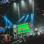 FTISLAND、CNBLUE、SF9らが所属するFNC エンターテインメント所属のアーティストが集う音楽の祭典『2017 FNC KINGDOM IN JAPAN -MIDNIGHT CIRCUS-』が 12月16日・17日に千葉県・幕張メッセで開催され、2日間で20,000人を魅了した。 5周年という節目を迎えたFNC KINGDOMは、所属アーティストのライブを1日で見られるだけでなく、 グループの垣根を超えた、ここでしか見られないアーティストのコラボレーションステージやスペシャルステージが目白押しのイベント。 今年は＜KINGDOM（王国）で真夜中に開催されるサーカス＞をテーマに、FTISLAND、CNBLUE、AOA、N.Flying、SF9、HONEYSTら6組が出演した。 6人のピエロに導かれスタートしたのは、勇壮なリズムを刻むパーカッションセッション。ミンファン（FTISLAND）、ミンヒョク（CNBLUE）、ジェヒョン（N.Flying）、スンソク（HONEYST）という4バンドのドラマーが一堂に会した貴重なコラボを幕開けに、出演グループが登場。 「ようこそ、『2017 FNC KINGDOM IN JAPAN -MIDNIGHT CIRCUS-』へ！」（ヨンファ）、「ファミリーコンサート、今から始まります！」（ホンギ）と、FNCを代表するフロントマン2人が開会を宣言した。 様々なグループのライブや豪華コラボが行われた中で、5周年のアニバーサリーを彩ったのは、イ・ホンギ（FTISLAND）とジョン・ヨンファ（CNBLUE）によるドラマ『美男＜イケメン＞ですね』の作中バンドA.N.JELLのジェルミとシヌの復活だ。ドラマの主題歌「Promise」では投げキスを模した振付まで披露し、歌いながらお互いの肩に手を置いたりと、仲の良さをうかがわせる。トークではドラマで彼らが演じた役になりきり、「今日は2人だけど、テギョン（チャン・グンソク）さんとミナム（パク・シネ）さんと4人で、いつか東京ドームでライブしましょう！　僕の夢ですから」と意気込むヨンファに、「A.N.JELLは3曲しかないのに⁈　でも、いろんなジャンルにアレンジすれば3曲で2時間できるかな？」とホンギがアイディアを出せばファンは爆笑。A.N.JELL復活に対する会場の反応の大きさにホンギは、「実は昨日のステージの後、2日目もやってほしいって言われたんです。FTISLANDもCNBLUEも頑張ってたんだけど、A.N.JELLが一番良かったからって」とゴキゲン。なりきりトークを続けているとヨンファが、「ホンギさん、ありがとうございます。何も知らない僕にホンギ先輩がいろいろ教えてくれました。ホンギがいるから僕がいる、（FNCアーティスト第1号の）ホンギがいるからFNCの他のアーティストもいるんです」とデビュー作である本作を思い出し急に素に戻ってマジメな話をしだすと、ホンギは「わー、トリハダ」と笑いながら照れ隠しをする。ドラマの思い出話では、ヨンファが好きなシーンだという明洞（ミョンドン）でミナム（パク・シネ）の後をシヌがつけるドラマの名場面を再現して「なつかしー！」と大爆笑しながら、「撮影は楽しくて、辛いことはなかった。4人はすごく仲が良くて、台本にないアドリブもたくさんやったし」（ホンギ）と、思い出話に花が咲いた。2曲目の「Still」では、8年前のドラマの場面写真が映し出されると会場からは大きな歓声が上がり、最後にホンギが「今度会えるのは、いつになるかわからないけど」と言いながら2人で肩を組んで「ジェルミ～」、「シヌ～」と言い合いながら退場していったが、2人が揃ってA.N.JELLの曲を歌うのはドラマ撮影時以降初、約8年ぶりとなり、FNC KINGDOMだからこそ、5周年だからこそできた復活劇となった。 他にも、普段はドラマーとしてステージの中央に立つことがないミンファン（FTISLAND）を中心に、ジェヒョン＆フェスン（N.Flying）、ダウォン（SF9）らが嵐の「Love so sweet」をカバーしたり、ギタリストのジョンフン（FTISLAND）がギターを持たずにヨンビン＆ジェユン（SF9）を従えて星野源の「恋」ダンスを披露するという意外性のあるコラボや、実力派女性ラッパーとして注目されているジミン（AOA）がスンヒョプ（N.Flying）、ジュホ（SF9）を従えたステージ、ユナ（AOA）とインソン（SF9）がボーカルをたっぷり聴かせるスペシャルコラボなど、普段とは違ったカラーの楽曲を見せてくれた。 FNCの重鎮として、ガッツリしたライブを見せてくれたのは、FTISLANDとCNBLUE。初日はCNBLUEがトリ、2日目はFTISLANDがトリを務めたが、ライブで売っているバンドだけに両日でセットリストを変えて異なるライブを展開した。 CNBLUEは、とにかく楽しさが爆発。ステージの上、そしてステージを降りて、ファンの近くをくまなく走り回り、ファンにコール＆レスポンスを求めるヨンファ。そのヨンファはトーク中もFTISLANDやSF9の曲を即興でピアノ弾き語りを始めたかと思えば、「今日、来てくれたみなさんが熱いから、帰りたくない！　朝までやりましょう！」と、セットリストに入っていないライブのテッパン曲「Wake Up」を始めたり、音楽を奏でるのが楽しくてしかたがない様子で、CNBLUEもファンも完全燃焼できるライブで盛り上げた。 CNBLUEからは、ソロアルバムをリリースしているボーカルのヨンファとギターのジョンヒョンが、ソロステージも披露。 ジョンヒョンは1月にリリースされる2ndソロアルバム『METROPOLIS』に収録されるアコースティックなバラードナンバー「ひかりのまちで」をライブで初パフォーマンスして会場を沸かせた。 FTISLANDは、音楽でひとつになれる勢いのあるライブを展開。初日はファンがコーラスに参加できる曲を多めに、2日目は彼ら得意のハードなロック曲を中心に聴かせたが、ボーカル、ホンギのバラードからロックまでを歌いあげる声と、ファンの心を捉えるパフォーマンスとトーク力はサスガ。「FTISLANDは音楽を多様な色に変えることができるバンド。FNC KINGDOMもどんどんFNCの色をみつけていっている。俺はやりたくないけど、“FNCのアーティストみんなが同じステージに集まれるのはFNC KINGDOMしかないから”ってCNBLUEのヨンファに説得されて参加しています。ヨンファがFNCの天使で、俺が悪魔だな（笑）」とファンを笑わせたが、なんとか言いながらもFNC愛が一番あふれているのがFNC第一号アーティストであるのFTISLANDのホンギなのだ。「今年も来てくれてありがとう。全員がこれからも、もっといい音楽をプレゼントします」と言って、この日誕生日を迎えたベースのジェジンへのお祝いも兼ねて、1万人と声を合わせて「FNCファイティン！　ジェジン、誕生日おめでとう！」とステージ上でカンパイをしてライブをしめくくった。 FTISLANDからは、ソロアルバムをリリースしているホンギもソロステージを披露。心に響くバラードを熱唱した。 今年、イッキにファンが増えたのを実感させたのは6月に日本デビューしたSF9。12月13日にリリースしたばかりの日本1stアルバムの収録曲「僕の太陽 ～O Sole Mio～」などで大きなファンコールを集めたが、自曲のほかに、ブルゾンちえみでおなじみのオースティン・マホーンの「Dirty Work」をカバー。ラストでジミン（AOA）が登場し、かわいく「35億」をキメた。新人であるSF9は前述のコラボの他にも、CNBLUE、ヨンファのソロなど先輩たちのステージでのコラボでも大活躍した。 N.Flyingは、韓国で大ブームを巻き起こしたデビューサバイバル番組『PRODUCE 101 Season2』出身のフェスンが加入してから初のFNC KINGDOM。ボーカルをフェスンにバトンタッチしたグァンジンがベースに専念することで演奏がタイトになり、磨きがかかったツインボーカルで華やかさが増した印象。「バンドが楽しくて、すごく幸せ」というフェスンの言葉に象徴されるように、今後の彼らの飛躍が楽しみになる。 1年ぶりの来日となるAOAも、待ちわびたファンの前で久々のパフォーマンスを見せたが、「今年はいろいろ大変でしたが、みんな気持ちをひとつにして頑張っています。 戻ってくるので忘れずに待っていてください」と再会を約束してくれた。 まだ日本での活動をしていない新人バンドHONEYSTは、新曲「恋愛したい」など2曲をパフォーマンスしたが、先輩バンドたちとはまた違う爽やかなロックを聴かせた。 エンディングでは再びステージの上に全アーティストが大集結。 最後にホンギ＆ヨンファが登場すると、「今年も幸せに終えることができました」（ホンギ）、「来年、また会いましょう！」（ヨンファ）と言って約5時間のファミリーコンサートの幕が閉じた。 なお、このFNC KINGDOMが年内の日本でのライブが最後になるアーティストが多い中、12月13日に1stアルバム『Sensational Feeling Nine』をリリースしたばかりのSF9は、12月21日・福岡、22日・名古屋、23日・大阪、24日・東京でアルバムのリリースイベントを開催、CNBLUEのヨンファは、20日、21日にパシフィコ横浜国立大ホールで『JUNG YONG HWA JAPAN CONCERT 2017 "Summer Calling" @Xmas』を行い、年内の日本活動を終える予定。
