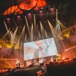 FTISLAND、CNBLUE、SF9らが所属するFNC エンターテインメント所属のアーティストが集う音楽の祭典『2017 FNC KINGDOM IN JAPAN -MIDNIGHT CIRCUS-』が 12月16日・17日に千葉県・幕張メッセで開催され、2日間で20,000人を魅了した。 5周年という節目を迎えたFNC KINGDOMは、所属アーティストのライブを1日で見られるだけでなく、 グループの垣根を超えた、ここでしか見られないアーティストのコラボレーションステージやスペシャルステージが目白押しのイベント。 今年は＜KINGDOM（王国）で真夜中に開催されるサーカス＞をテーマに、FTISLAND、CNBLUE、AOA、N.Flying、SF9、HONEYSTら6組が出演した。 6人のピエロに導かれスタートしたのは、勇壮なリズムを刻むパーカッションセッション。ミンファン（FTISLAND）、ミンヒョク（CNBLUE）、ジェヒョン（N.Flying）、スンソク（HONEYST）という4バンドのドラマーが一堂に会した貴重なコラボを幕開けに、出演グループが登場。 「ようこそ、『2017 FNC KINGDOM IN JAPAN -MIDNIGHT CIRCUS-』へ！」（ヨンファ）、「ファミリーコンサート、今から始まります！」（ホンギ）と、FNCを代表するフロントマン2人が開会を宣言した。 様々なグループのライブや豪華コラボが行われた中で、5周年のアニバーサリーを彩ったのは、イ・ホンギ（FTISLAND）とジョン・ヨンファ（CNBLUE）によるドラマ『美男＜イケメン＞ですね』の作中バンドA.N.JELLのジェルミとシヌの復活だ。ドラマの主題歌「Promise」では投げキスを模した振付まで披露し、歌いながらお互いの肩に手を置いたりと、仲の良さをうかがわせる。トークではドラマで彼らが演じた役になりきり、「今日は2人だけど、テギョン（チャン・グンソク）さんとミナム（パク・シネ）さんと4人で、いつか東京ドームでライブしましょう！　僕の夢ですから」と意気込むヨンファに、「A.N.JELLは3曲しかないのに⁈　でも、いろんなジャンルにアレンジすれば3曲で2時間できるかな？」とホンギがアイディアを出せばファンは爆笑。A.N.JELL復活に対する会場の反応の大きさにホンギは、「実は昨日のステージの後、2日目もやってほしいって言われたんです。FTISLANDもCNBLUEも頑張ってたんだけど、A.N.JELLが一番良かったからって」とゴキゲン。なりきりトークを続けているとヨンファが、「ホンギさん、ありがとうございます。何も知らない僕にホンギ先輩がいろいろ教えてくれました。ホンギがいるから僕がいる、（FNCアーティスト第1号の）ホンギがいるからFNCの他のアーティストもいるんです」とデビュー作である本作を思い出し急に素に戻ってマジメな話をしだすと、ホンギは「わー、トリハダ」と笑いながら照れ隠しをする。ドラマの思い出話では、ヨンファが好きなシーンだという明洞（ミョンドン）でミナム（パク・シネ）の後をシヌがつけるドラマの名場面を再現して「なつかしー！」と大爆笑しながら、「撮影は楽しくて、辛いことはなかった。4人はすごく仲が良くて、台本にないアドリブもたくさんやったし」（ホンギ）と、思い出話に花が咲いた。2曲目の「Still」では、8年前のドラマの場面写真が映し出されると会場からは大きな歓声が上がり、最後にホンギが「今度会えるのは、いつになるかわからないけど」と言いながら2人で肩を組んで「ジェルミ～」、「シヌ～」と言い合いながら退場していったが、2人が揃ってA.N.JELLの曲を歌うのはドラマ撮影時以降初、約8年ぶりとなり、FNC KINGDOMだからこそ、5周年だからこそできた復活劇となった。 他にも、普段はドラマーとしてステージの中央に立つことがないミンファン（FTISLAND）を中心に、ジェヒョン＆フェスン（N.Flying）、ダウォン（SF9）らが嵐の「Love so sweet」をカバーしたり、ギタリストのジョンフン（FTISLAND）がギターを持たずにヨンビン＆ジェユン（SF9）を従えて星野源の「恋」ダンスを披露するという意外性のあるコラボや、実力派女性ラッパーとして注目されているジミン（AOA）がスンヒョプ（N.Flying）、ジュホ（SF9）を従えたステージ、ユナ（AOA）とインソン（SF9）がボーカルをたっぷり聴かせるスペシャルコラボなど、普段とは違ったカラーの楽曲を見せてくれた。 FNCの重鎮として、ガッツリしたライブを見せてくれたのは、FTISLANDとCNBLUE。初日はCNBLUEがトリ、2日目はFTISLANDがトリを務めたが、ライブで売っているバンドだけに両日でセットリストを変えて異なるライブを展開した。 CNBLUEは、とにかく楽しさが爆発。ステージの上、そしてステージを降りて、ファンの近くをくまなく走り回り、ファンにコール＆レスポンスを求めるヨンファ。そのヨンファはトーク中もFTISLANDやSF9の曲を即興でピアノ弾き語りを始めたかと思えば、「今日、来てくれたみなさんが熱いから、帰りたくない！　朝までやりましょう！」と、セットリストに入っていないライブのテッパン曲「Wake Up」を始めたり、音楽を奏でるのが楽しくてしかたがない様子で、CNBLUEもファンも完全燃焼できるライブで盛り上げた。 CNBLUEからは、ソロアルバムをリリースしているボーカルのヨンファとギターのジョンヒョンが、ソロステージも披露。 ジョンヒョンは1月にリリースされる2ndソロアルバム『METROPOLIS』に収録されるアコースティックなバラードナンバー「ひかりのまちで」をライブで初パフォーマンスして会場を沸かせた。 FTISLANDは、音楽でひとつになれる勢いのあるライブを展開。初日はファンがコーラスに参加できる曲を多めに、2日目は彼ら得意のハードなロック曲を中心に聴かせたが、ボーカル、ホンギのバラードからロックまでを歌いあげる声と、ファンの心を捉えるパフォーマンスとトーク力はサスガ。「FTISLANDは音楽を多様な色に変えることができるバンド。FNC KINGDOMもどんどんFNCの色をみつけていっている。俺はやりたくないけど、“FNCのアーティストみんなが同じステージに集まれるのはFNC KINGDOMしかないから”ってCNBLUEのヨンファに説得されて参加しています。ヨンファがFNCの天使で、俺が悪魔だな（笑）」とファンを笑わせたが、なんとか言いながらもFNC愛が一番あふれているのがFNC第一号アーティストであるのFTISLANDのホンギなのだ。「今年も来てくれてありがとう。全員がこれからも、もっといい音楽をプレゼントします」と言って、この日誕生日を迎えたベースのジェジンへのお祝いも兼ねて、1万人と声を合わせて「FNCファイティン！　ジェジン、誕生日おめでとう！」とステージ上でカンパイをしてライブをしめくくった。 FTISLANDからは、ソロアルバムをリリースしているホンギもソロステージを披露。心に響くバラードを熱唱した。 今年、イッキにファンが増えたのを実感させたのは6月に日本デビューしたSF9。12月13日にリリースしたばかりの日本1stアルバムの収録曲「僕の太陽 ～O Sole Mio～」などで大きなファンコールを集めたが、自曲のほかに、ブルゾンちえみでおなじみのオースティン・マホーンの「Dirty Work」をカバー。ラストでジミン（AOA）が登場し、かわいく「35億」をキメた。新人であるSF9は前述のコラボの他にも、CNBLUE、ヨンファのソロなど先輩たちのステージでのコラボでも大活躍した。 N.Flyingは、韓国で大ブームを巻き起こしたデビューサバイバル番組『PRODUCE 101 Season2』出身のフェスンが加入してから初のFNC KINGDOM。ボーカルをフェスンにバトンタッチしたグァンジンがベースに専念することで演奏がタイトになり、磨きがかかったツインボーカルで華やかさが増した印象。「バンドが楽しくて、すごく幸せ」というフェスンの言葉に象徴されるように、今後の彼らの飛躍が楽しみになる。 1年ぶりの来日となるAOAも、待ちわびたファンの前で久々のパフォーマンスを見せたが、「今年はいろいろ大変でしたが、みんな気持ちをひとつにして頑張っています。 戻ってくるので忘れずに待っていてください」と再会を約束してくれた。 まだ日本での活動をしていない新人バンドHONEYSTは、新曲「恋愛したい」など2曲をパフォーマンスしたが、先輩バンドたちとはまた違う爽やかなロックを聴かせた。 エンディングでは再びステージの上に全アーティストが大集結。 最後にホンギ＆ヨンファが登場すると、「今年も幸せに終えることができました」（ホンギ）、「来年、また会いましょう！」（ヨンファ）と言って約5時間のファミリーコンサートの幕が閉じた。 なお、このFNC KINGDOMが年内の日本でのライブが最後になるアーティストが多い中、12月13日に1stアルバム『Sensational Feeling Nine』をリリースしたばかりのSF9は、12月21日・福岡、22日・名古屋、23日・大阪、24日・東京でアルバムのリリースイベントを開催、CNBLUEのヨンファは、20日、21日にパシフィコ横浜国立大ホールで『JUNG YONG HWA JAPAN CONCERT 2017 "Summer Calling" @Xmas』を行い、年内の日本活動を終える予定。