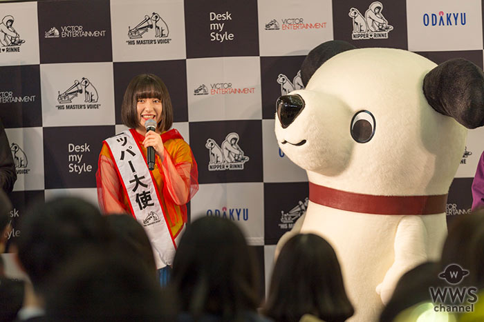 現役女子高生アーティスト・吉田凜音が 新宿駅西口地上コンコースライブで 可愛すぎるニッパーコラボグッズお披露目！