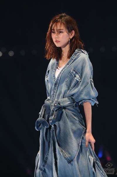 桐谷美玲がGYDAステージにトップバッターで登場！濡れ髪ヘアにシンプルなオールデニムスタイルでクールに決める！＜東京ガールズコレクション2018 S/S＞