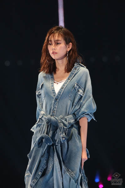 桐谷美玲がGYDAステージにトップバッターで登場！濡れ髪ヘアにシンプルなオールデニムスタイルでクールに決める！＜東京ガールズコレクション2018 S/S＞