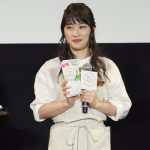 川栄李奈が「メイク顔リフレッシュ酒場」で居酒屋店員に扮し、フォーリンラブと居酒屋風トーク！