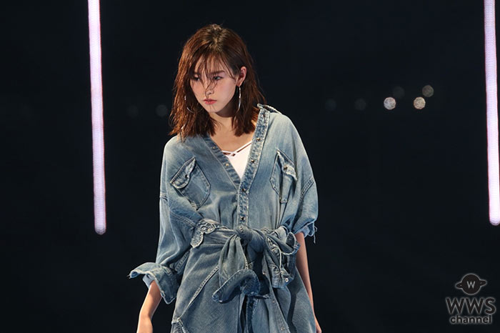 桐谷美玲がGYDAステージにトップバッターで登場！濡れ髪ヘアにシンプルなオールデニムスタイルでクールに決める！＜東京ガールズコレクション2018 S/S＞