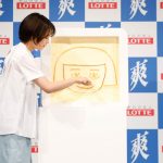 広瀬すずが芝生の上で、 巨大な『爽』に自身の似顔絵を書き込む！ロッテ「爽」新CM発表会