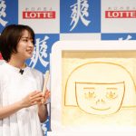 広瀬すずが芝生の上で、 巨大な『爽』に自身の似顔絵を書き込む！ロッテ「爽」新CM発表会