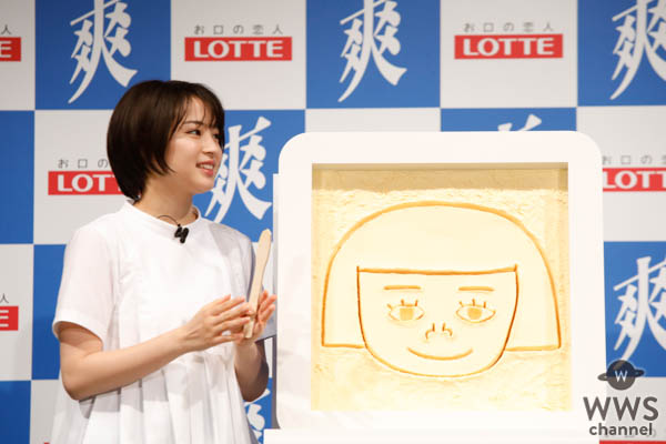 広瀬すずが芝生の上で、 巨大な『爽』に自身の似顔絵を書き込む！ロッテ「爽」新CM発表会