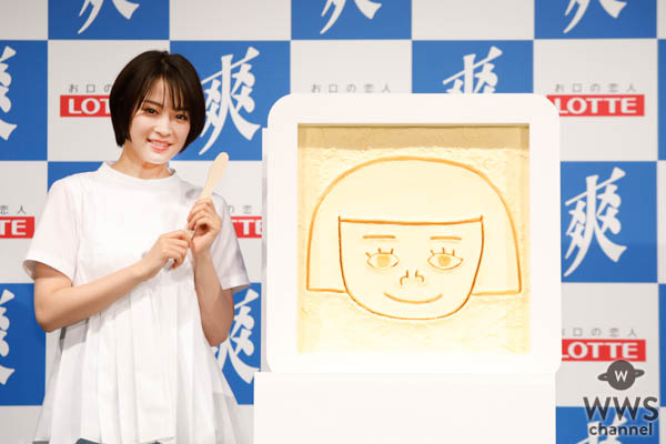 広瀬すずが芝生の上で、 巨大な『爽』に自身の似顔絵を書き込む！ロッテ「爽」新CM発表会