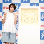 広瀬すずが芝生の上で、 巨大な『爽』に自身の似顔絵を書き込む！ロッテ「爽」新CM発表会