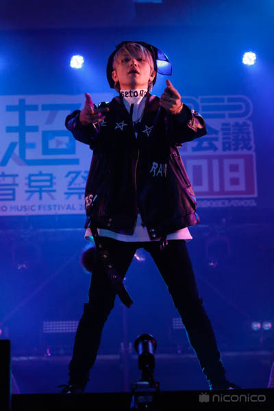 末吉秀太(AAA)がニコニコ超会議に登場！超音楽祭でダンサーを引き連れてクールなパフォーマンスを披露！