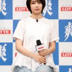 広瀬すずが芝生の上で、 巨大な『爽』に自身の似顔絵を書き込む！ロッテ「爽」新CM発表会