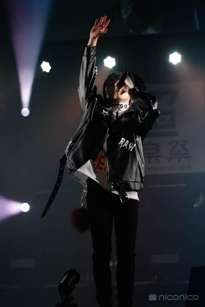 末吉秀太(AAA)がニコニコ超会議に登場！超音楽祭でダンサーを引き連れてクールなパフォーマンスを披露！