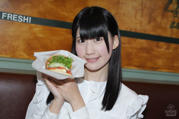 【動画】浅川柚希 が生まれて初めてのハンバーガー体験！ 春メニュー「サーモンアボカドサンド」「桜のロールケーキ」を満喫！