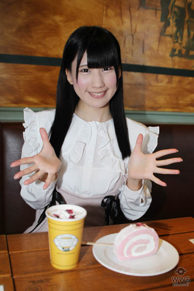 【動画】浅川柚希 が生まれて初めてのハンバーガー体験！ 春メニュー「サーモンアボカドサンド」「桜のロールケーキ」を満喫！