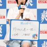 広瀬すずが芝生の上で、 巨大な『爽』に自身の似顔絵を書き込む！ロッテ「爽」新CM発表会