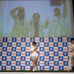 広瀬すずが芝生の上で、 巨大な『爽』に自身の似顔絵を書き込む！ロッテ「爽」新CM発表会