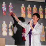 黄色い声援の中、「ファンタ宣伝部長」 菅田将暉がサプライズ登場！ 「ファンタ」60周年記念“カンパイ”特別授業を開催 菅田将暉さんが東京03 飯塚悟志にムチャぶり連発！？