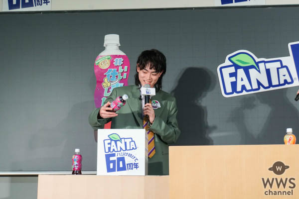 黄色い声援の中、「ファンタ宣伝部長」 菅田将暉がサプライズ登場！ 「ファンタ」60周年記念“カンパイ”特別授業を開催 菅田将暉さんが東京03 飯塚悟志にムチャぶり連発！？