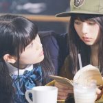 400 万ダウンロード突破!乃木坂 46 とホンキで恋するスマホゲーム 『乃木恋~坂道の下で、あの日僕は恋をした~』 セブン-イレブンとのコラボ・キャンペーン限定ショートムービー 「乃木恋カフェ ~セブン・ストーリーズ~」 5 月 1 日(火)9:00 より配信開始 乃木坂 46 のメンバー14 名がカフェを舞台に繰り広げるオムニバス形式の 7 つのストーリー 全 14 話が「セブンカフェ乃木恋くじ」に参加すると全国セブン-イレブンで観られる!