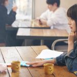 400 万ダウンロード突破！乃木坂 46 とホンキで恋するスマホゲーム 『乃木恋~坂道の下で、あの日僕は恋をした~』 セブン-イレブンとのコラボ・キャンペーン限定ショートムービー 「乃木恋カフェ ~セブン・ストーリーズ~」 5 月 1 日(火)9:00 より配信開始 乃木坂 46 のメンバー14 名がカフェを舞台に繰り広げるオムニバス形式の 7 つのストーリー 全 14 話が「セブンカフェ乃木恋くじ」に参加すると全国セブン-イレブンで観られる！
