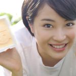 広瀬すずが芝生の上で、 巨大な『爽』に自身の似顔絵を書き込む！ロッテ「爽」新CM発表会