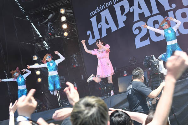 きゃりーぱみゅぱみゅがJAPAN JAM 2018、2日目のSKY STAGEに登場！ 懐かしい曲から新曲「きみのみかた」まで一挙に大放出！