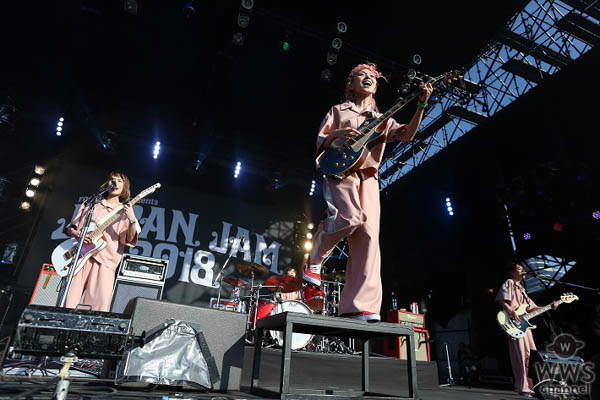 SCANDALが「JAPAN JAM 2018」に初登場！野外ステージで勢いのあるライブパフォーマンスを披露！